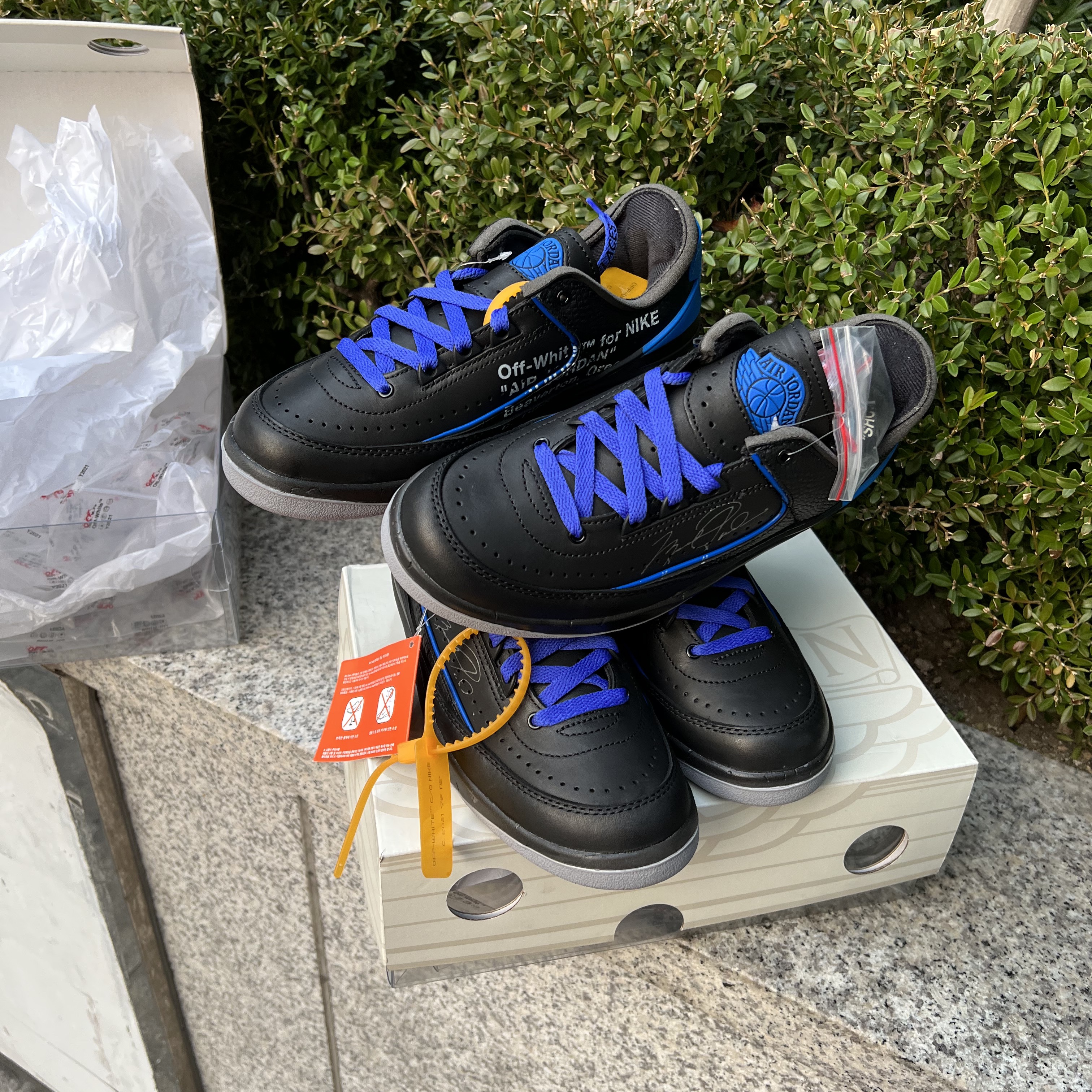 Jordan 2 x Off-White Retro Low SP Black and Varsity Royal 착용 스타일