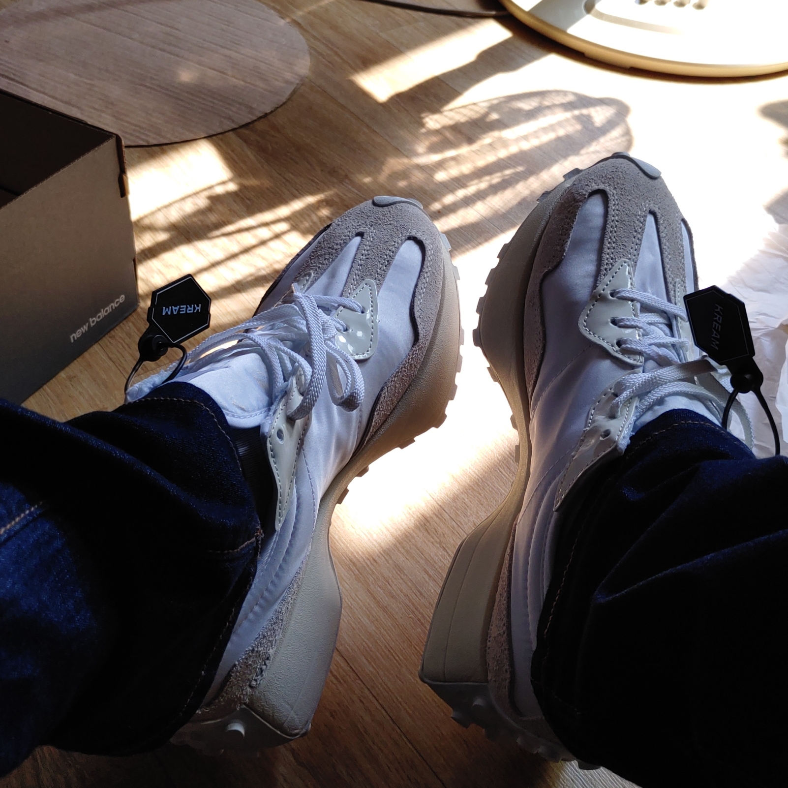 (W) New Balance 327 White Moonbeam 착용 스타일 - 2