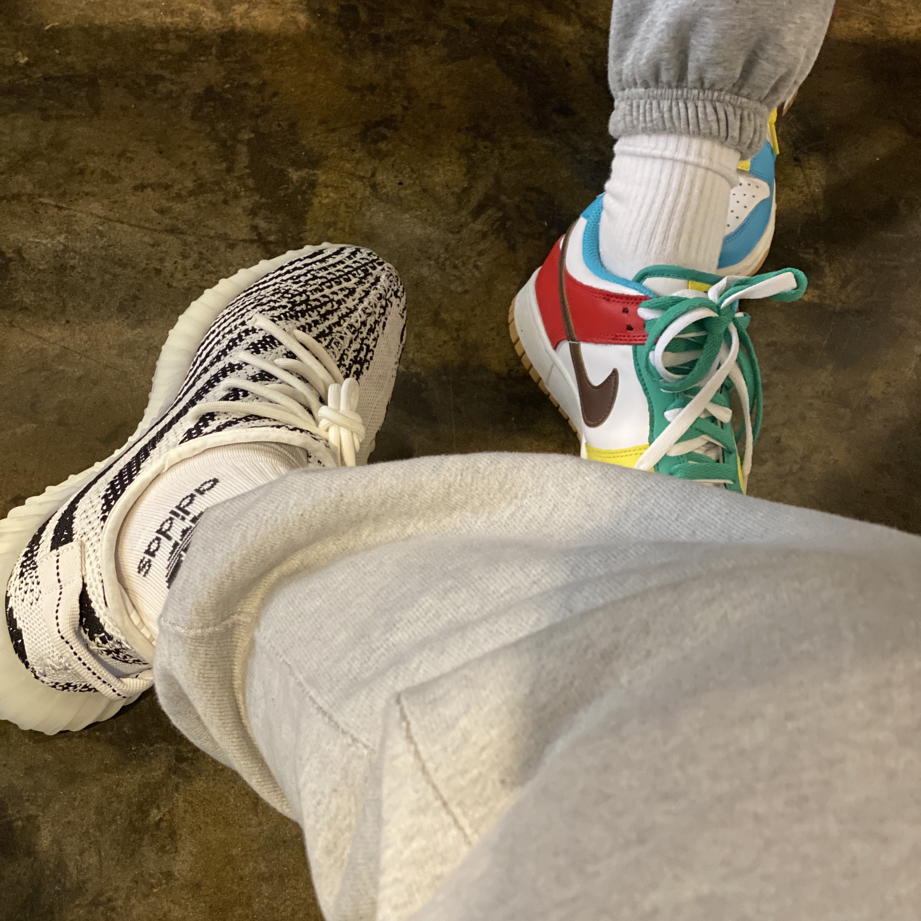 Adidas Yeezy Boost 350 V2 Zebra 2017/2019/2020, (GS) Nike Dunk Low SE Free.99 White 착용 스타일