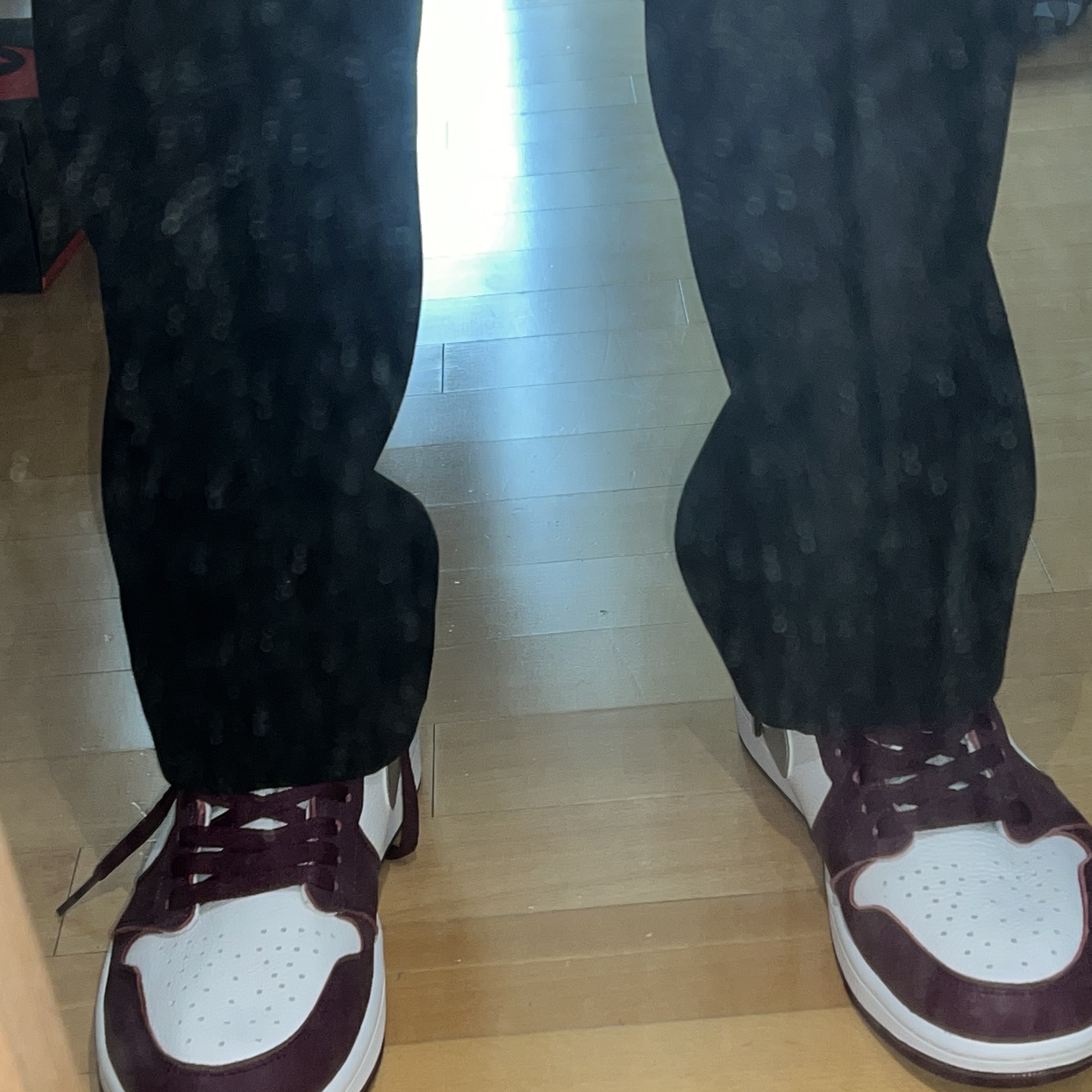 Jordan 1 Retro High OG Bordeaux 착용 스타일 - 2
