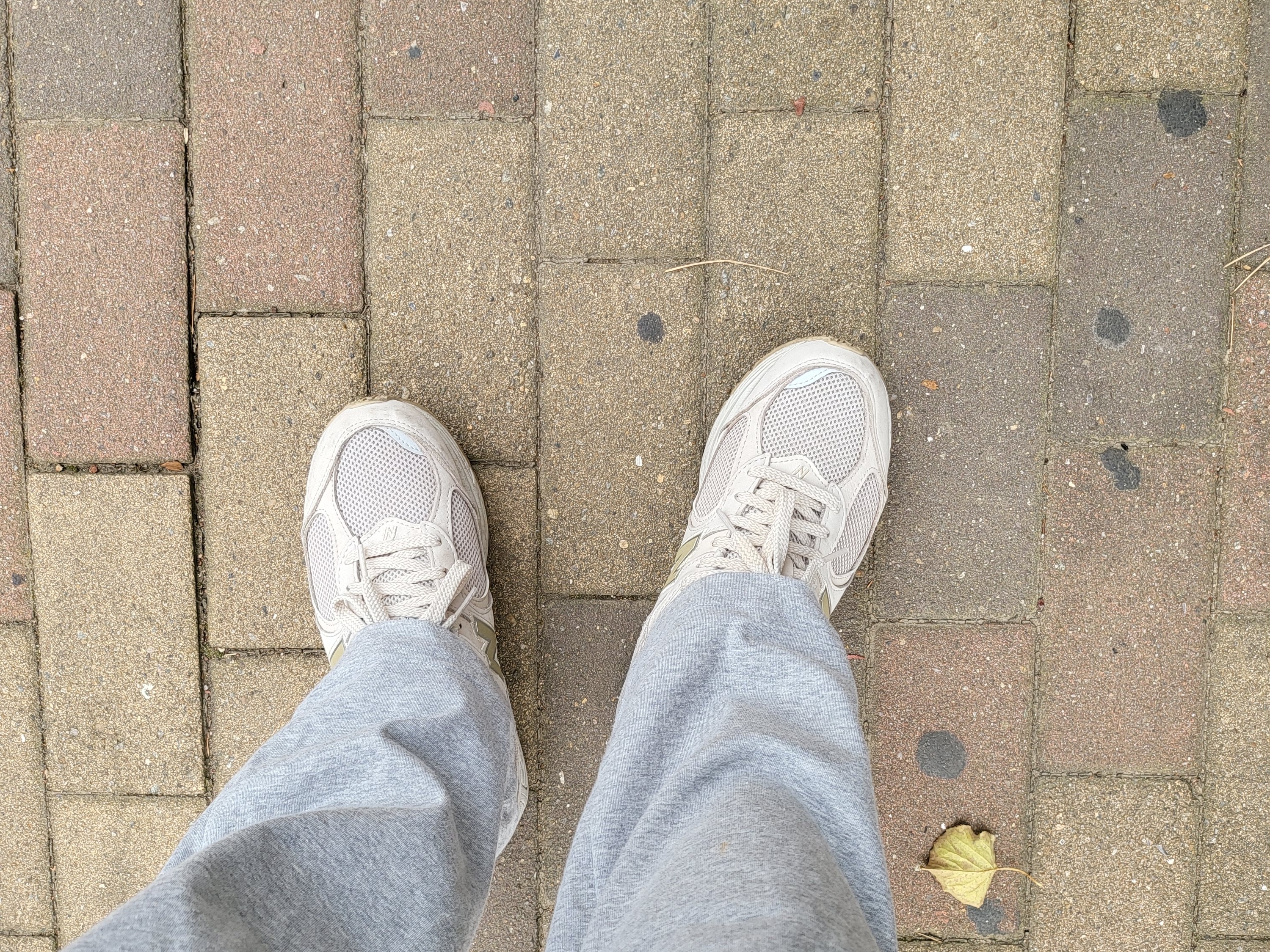 New Balance 2002R Beige 착용 스타일