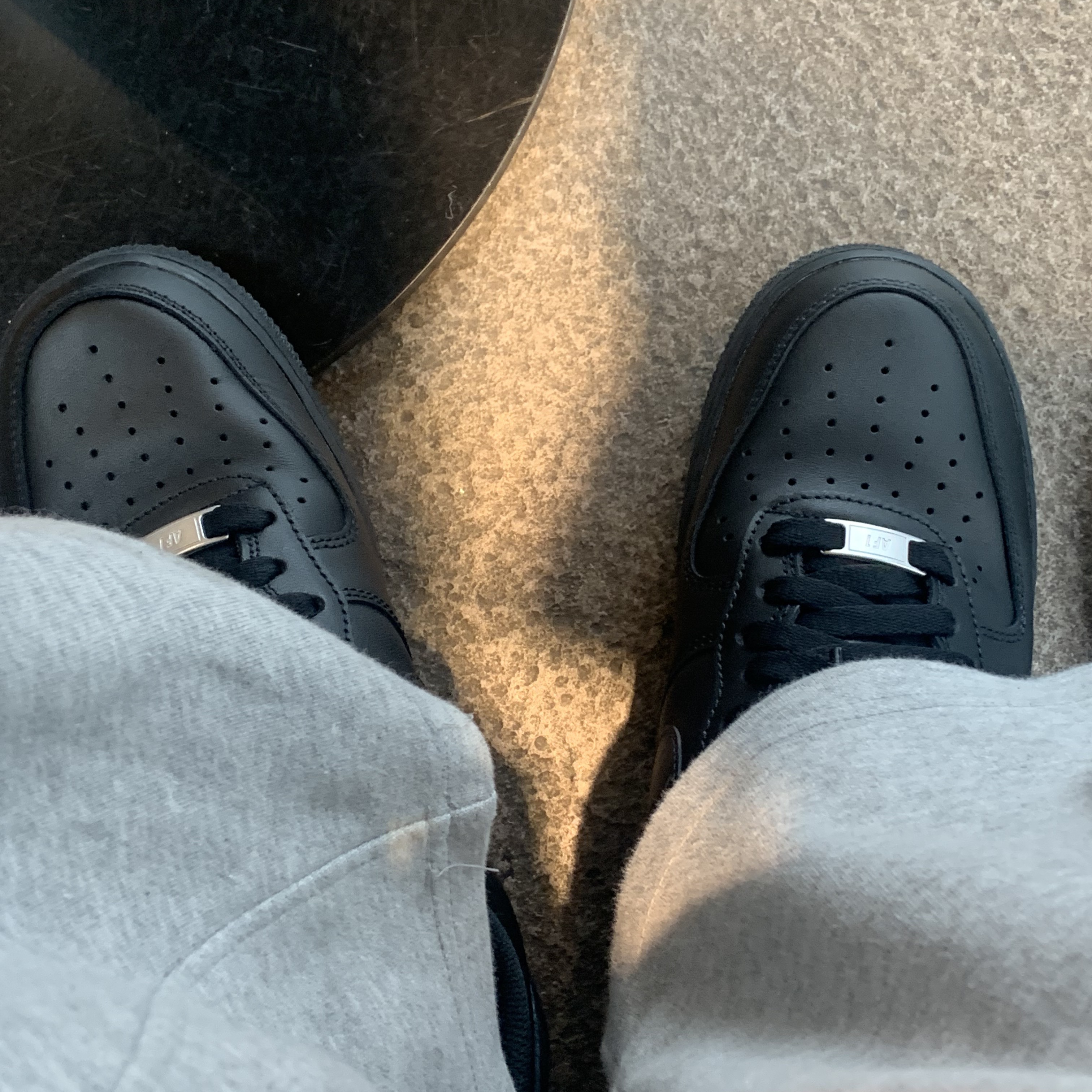 Nike Air Force 1 '07 Low Triple Black 착용 스타일
