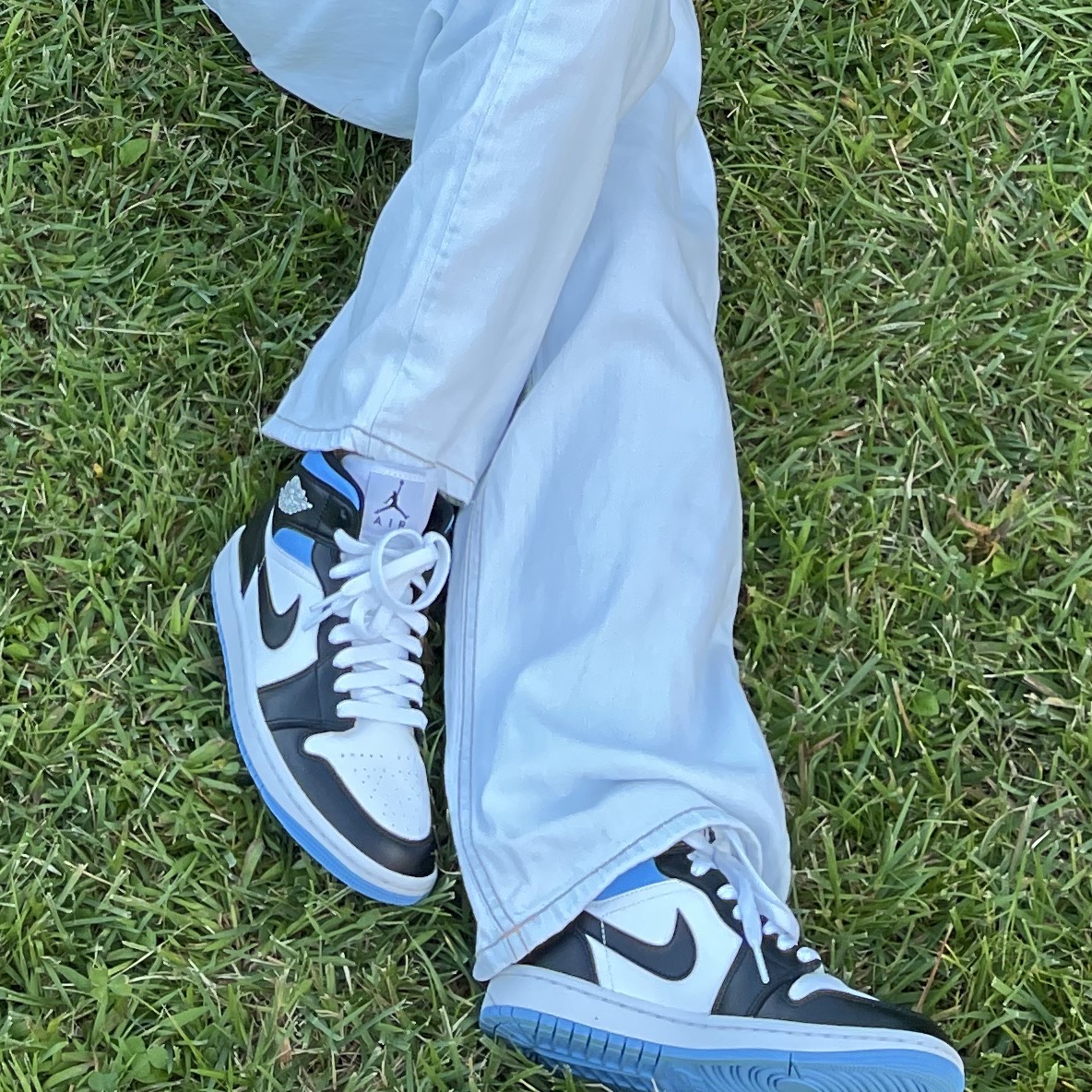 (W) Jordan 1 Mid White Black University Blue 착용 스타일 - 3