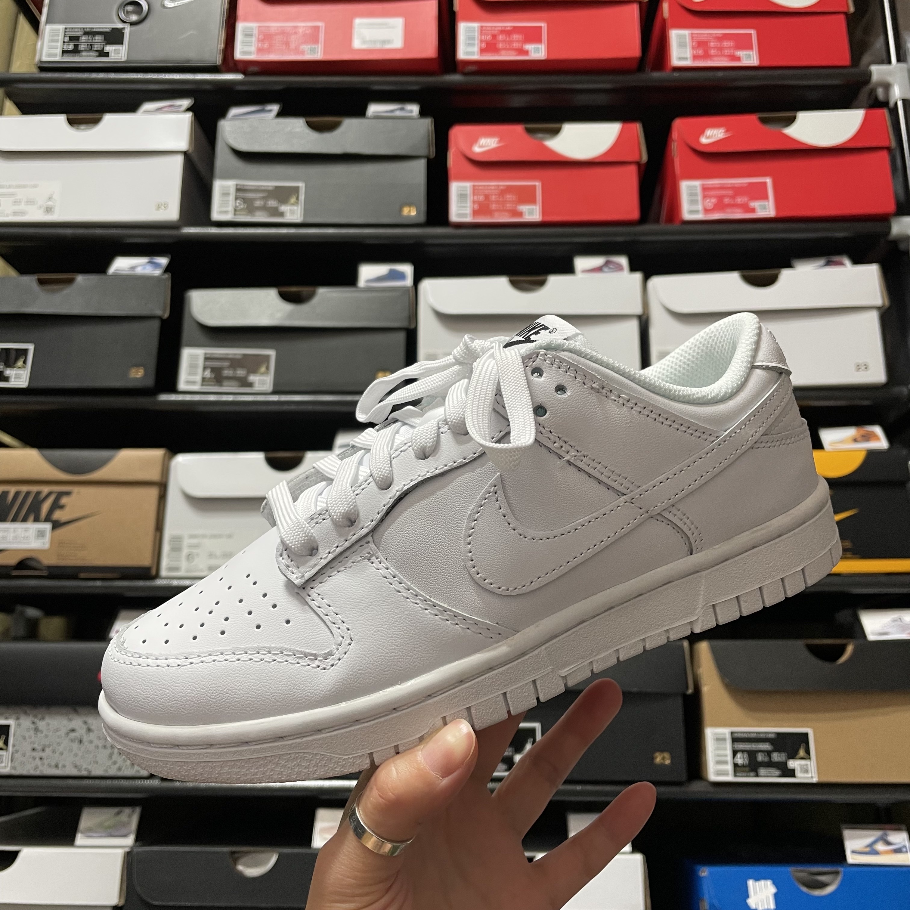 (W) Nike Dunk Low Triple White 착용 스타일 - 1