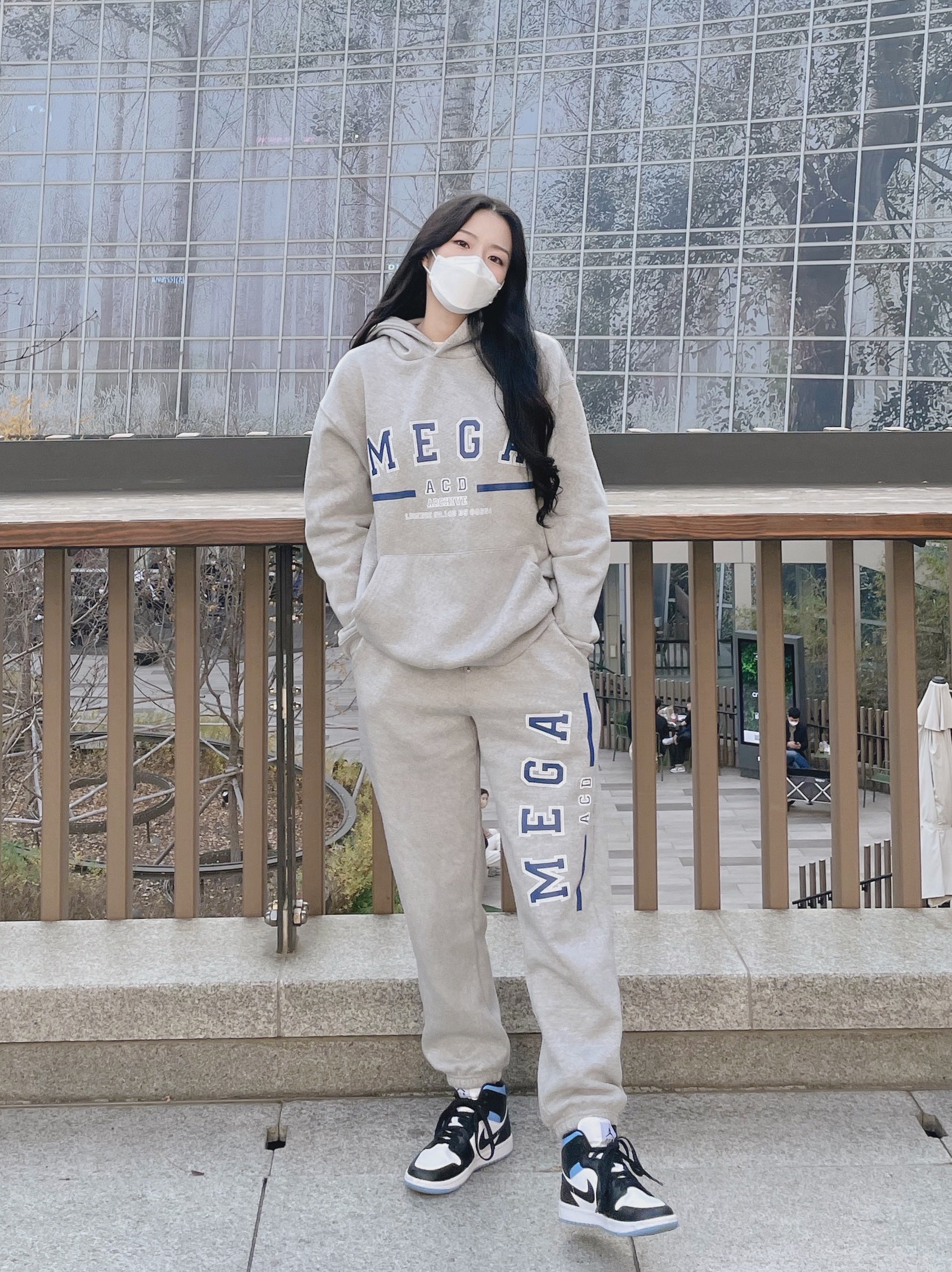 (W) Jordan 1 Mid White Black University Blue 착용 스타일 - 2