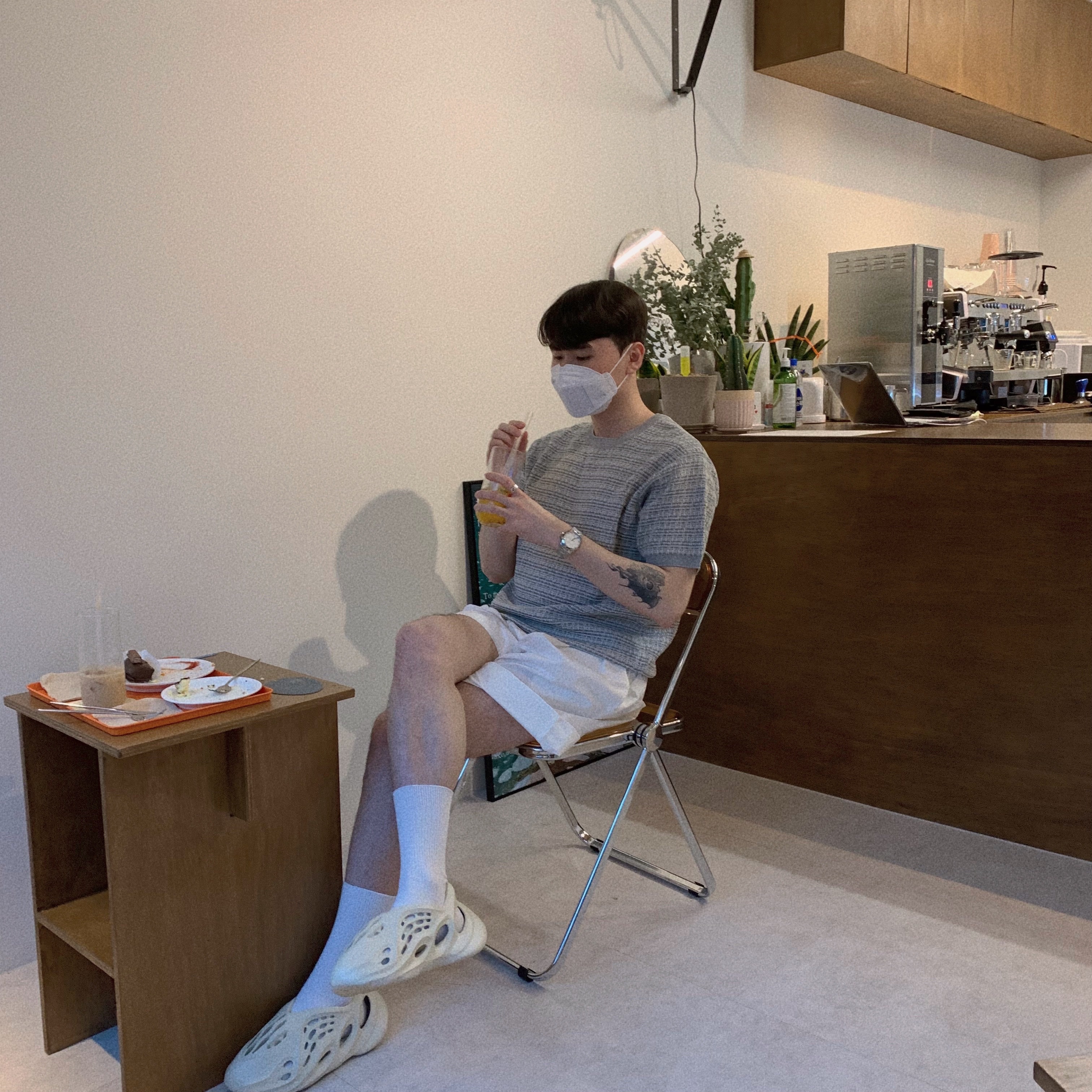 Adidas Yeezy Foam RNNR Sand 착용 스타일