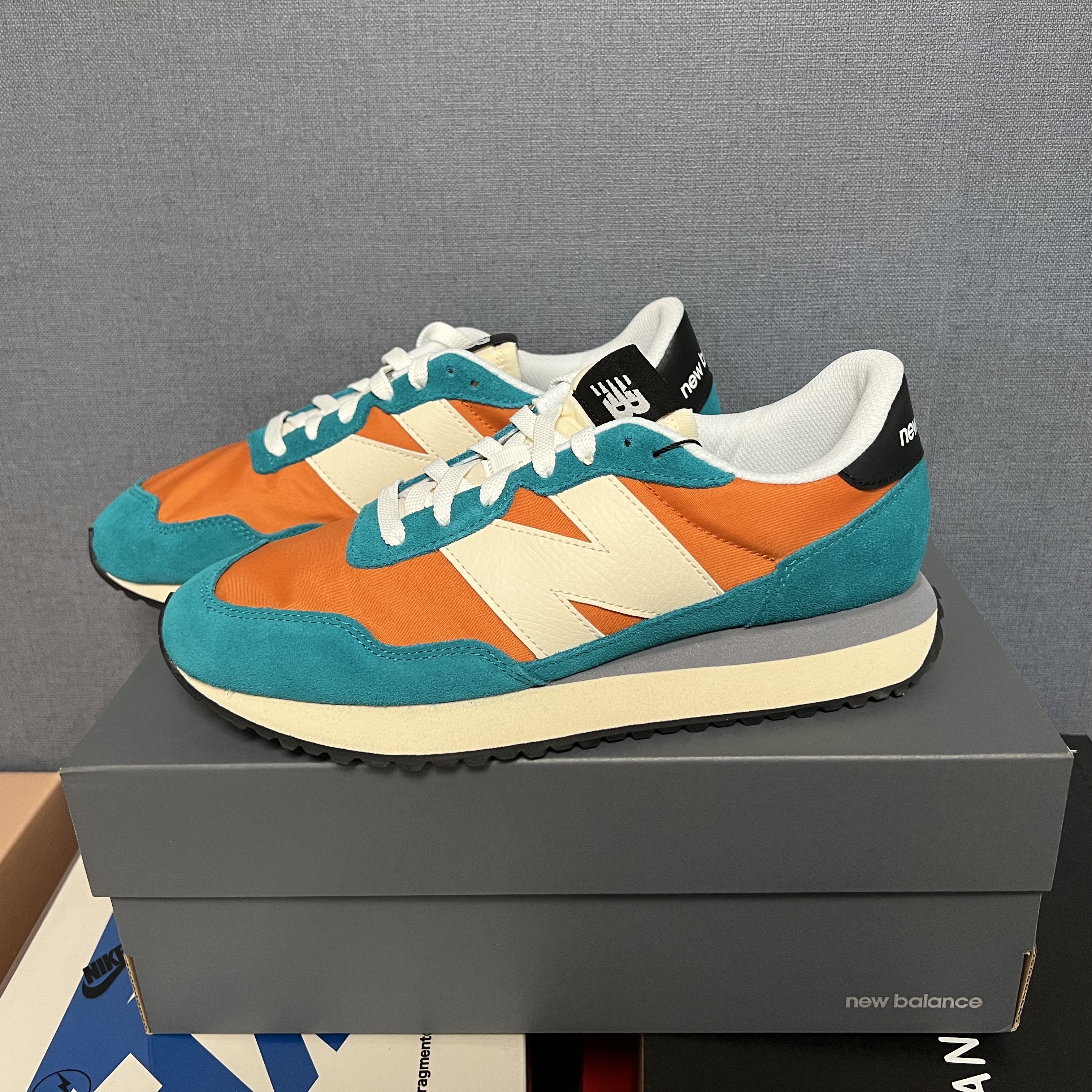 New Balance 237 Vintage Orange Team Teal 착용 스타일 - 3