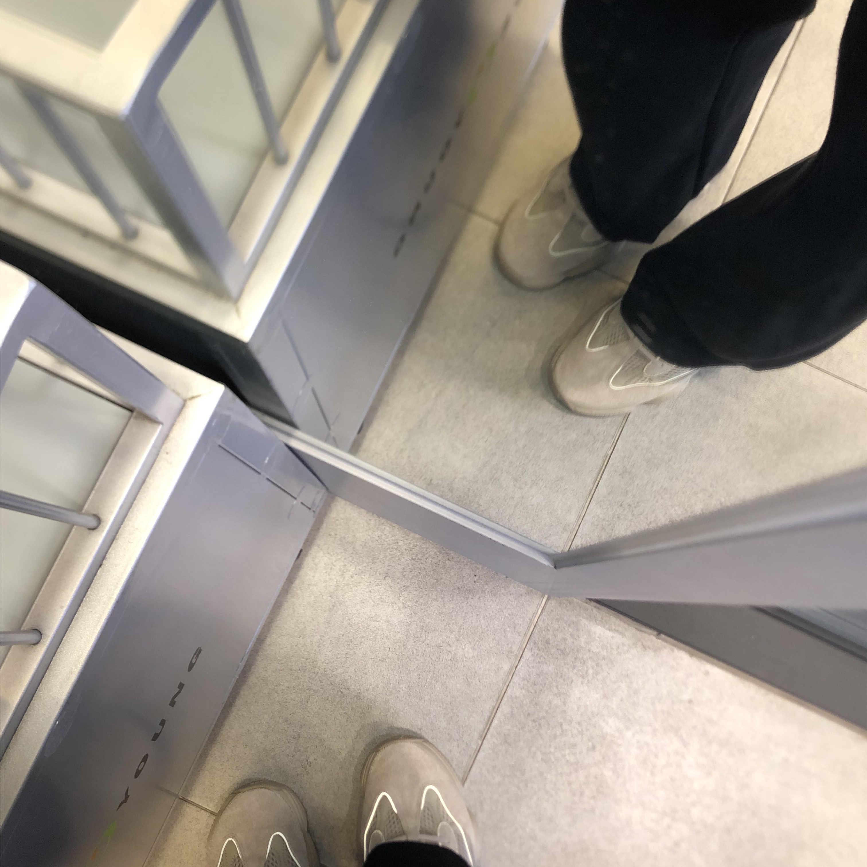 Adidas Yeezy 500 Taupe Light 착용 스타일