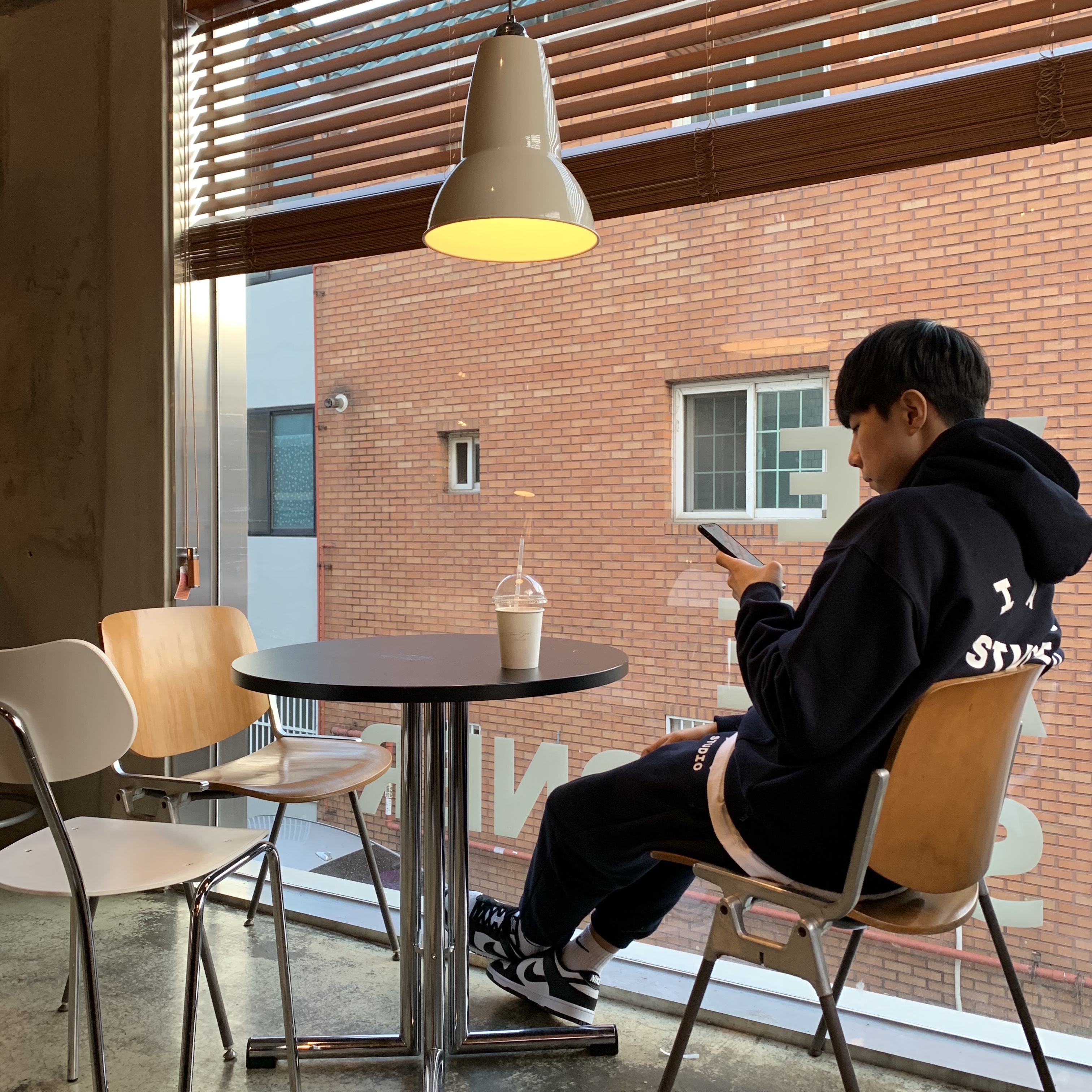 IAB Studio Hoodie Navy - 21SS, IAB Studio Sweatpants Navy - 21SS 착용 스타일 - 1