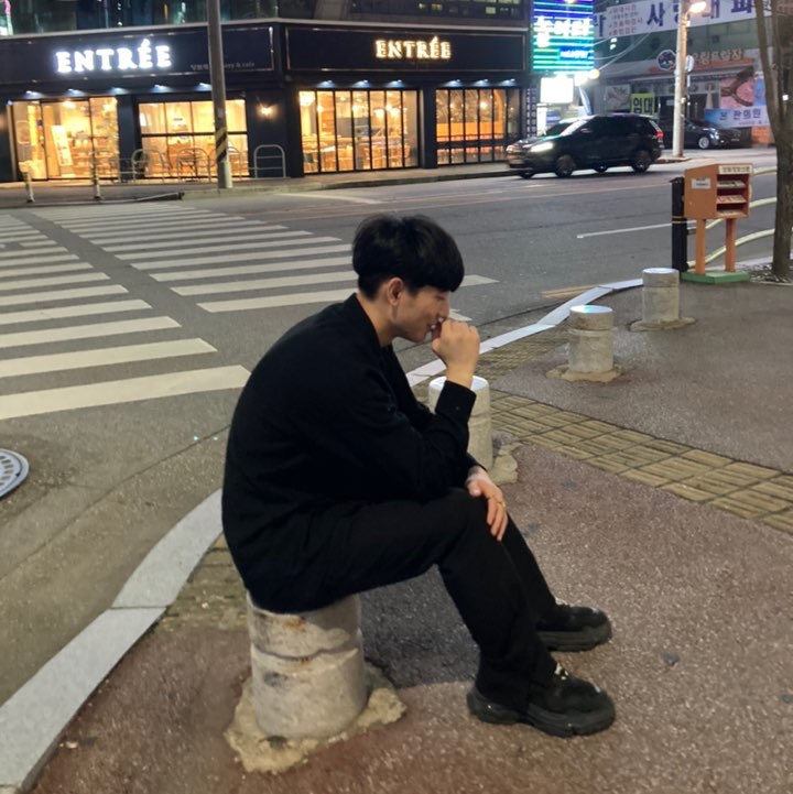 (W) Balenciaga Triple S Clear Sole Black 착용 스타일 - 2