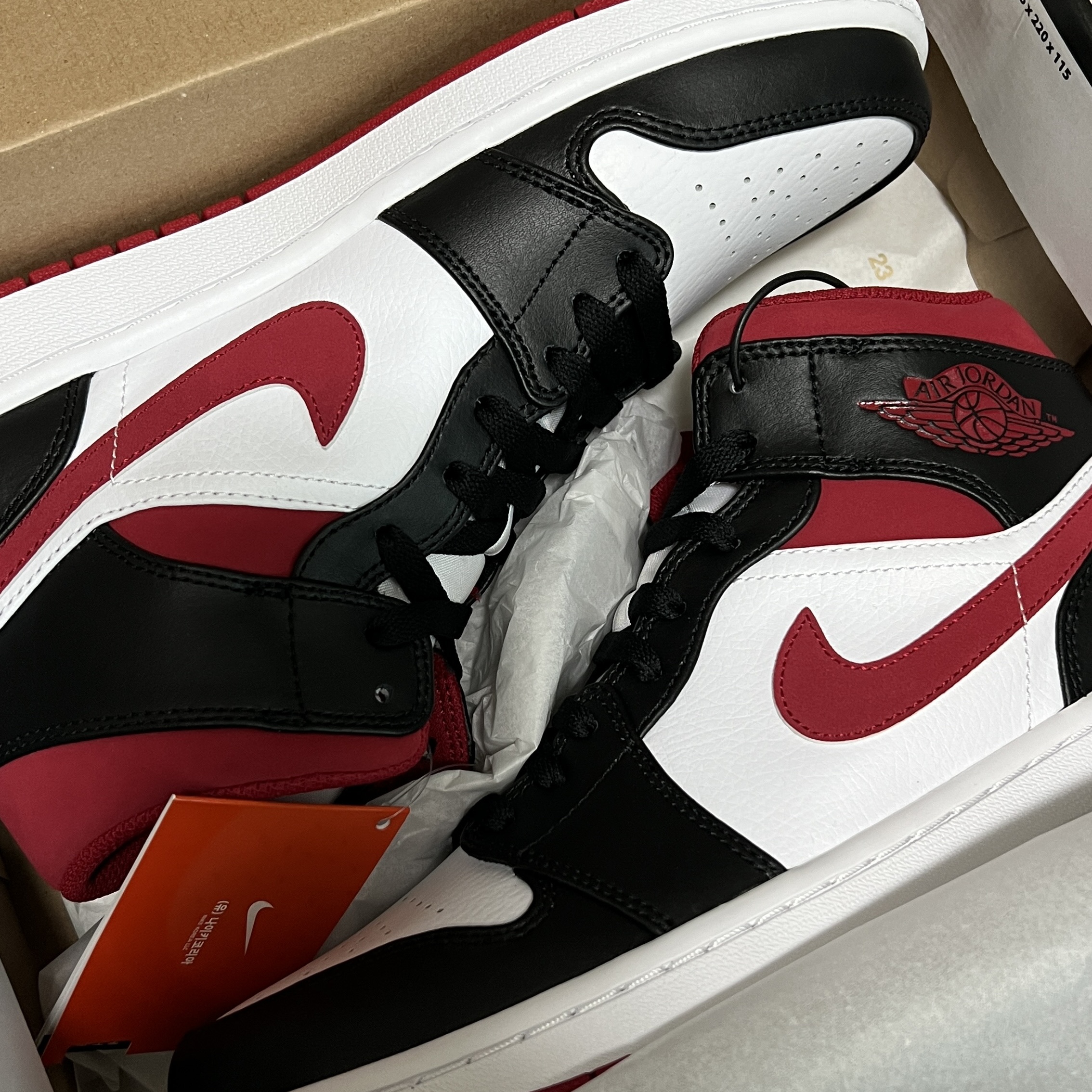 Jordan 1 Mid Gym Red Black White 착용 스타일
