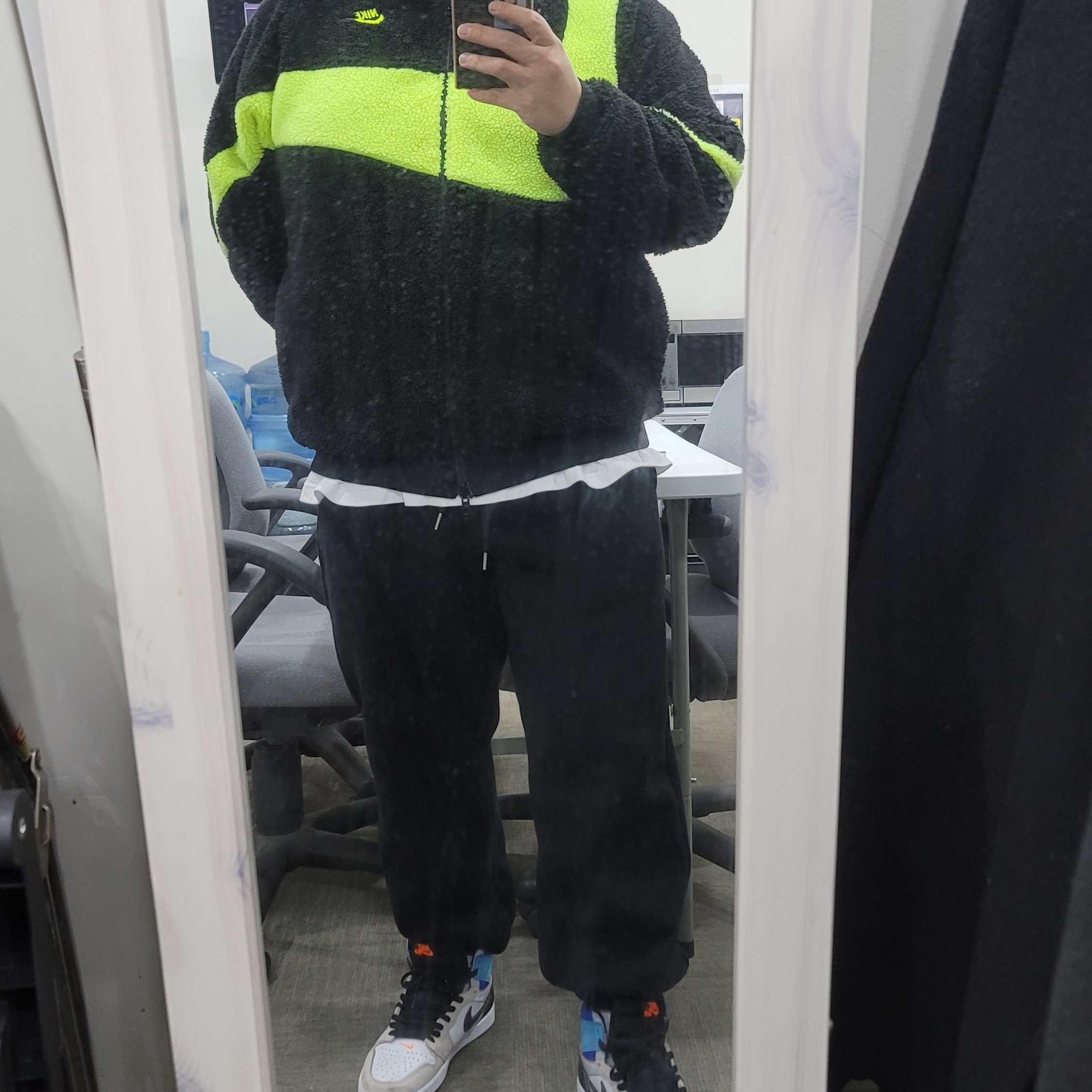 Nike Big Swoosh Full Zip Jacket Black Volt, Jordan 1 Retro High OG Prototype 착용 스타일