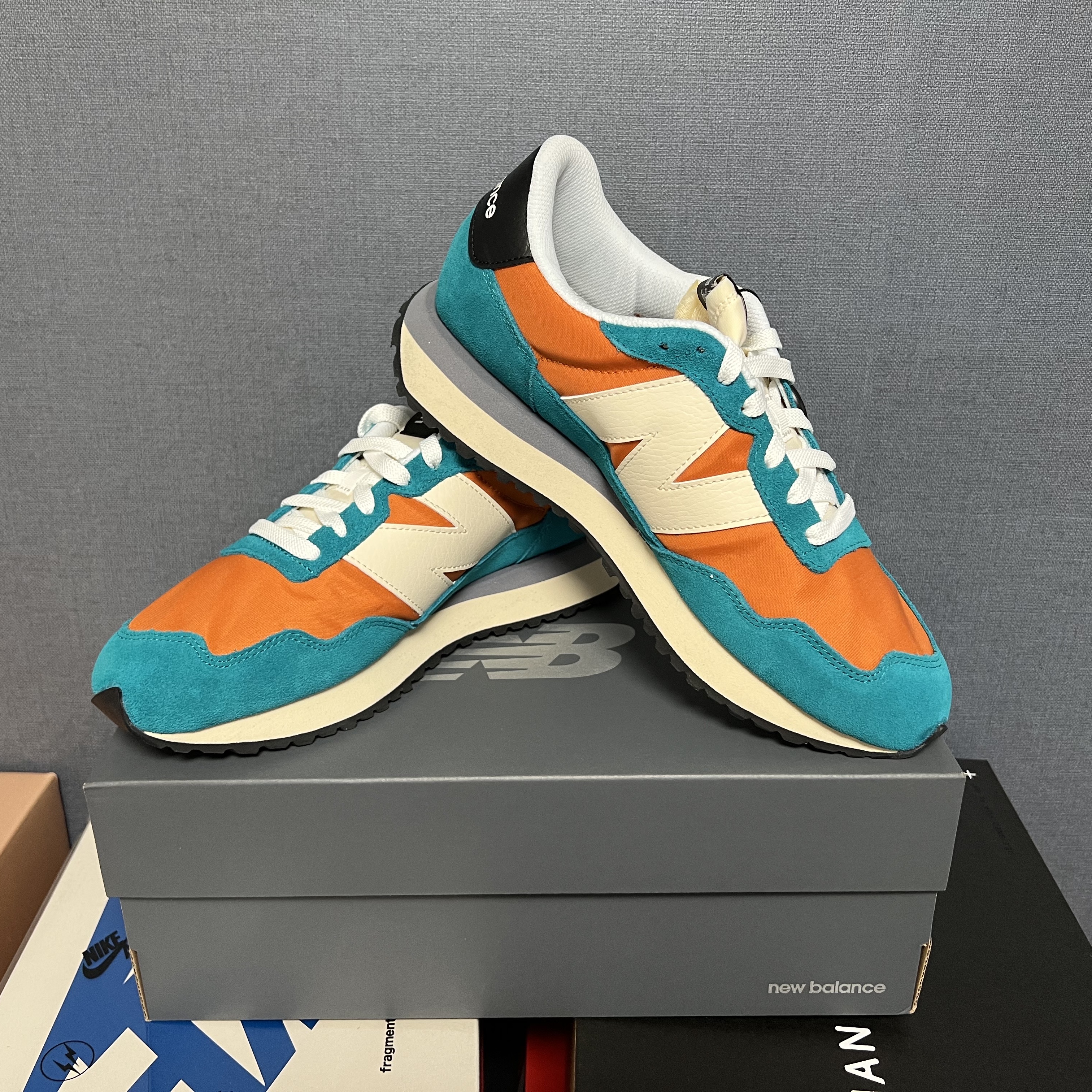 New Balance 237 Vintage Orange Team Teal 착용 스타일 - 1