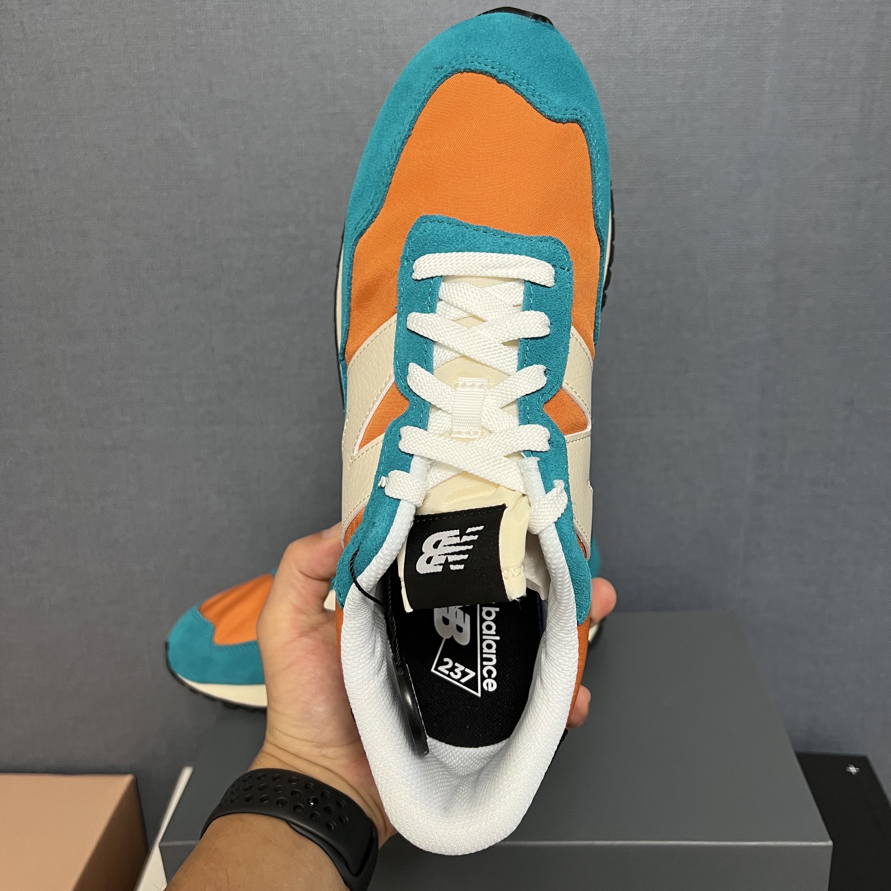 New Balance 237 Vintage Orange Team Teal 착용 스타일 - 4