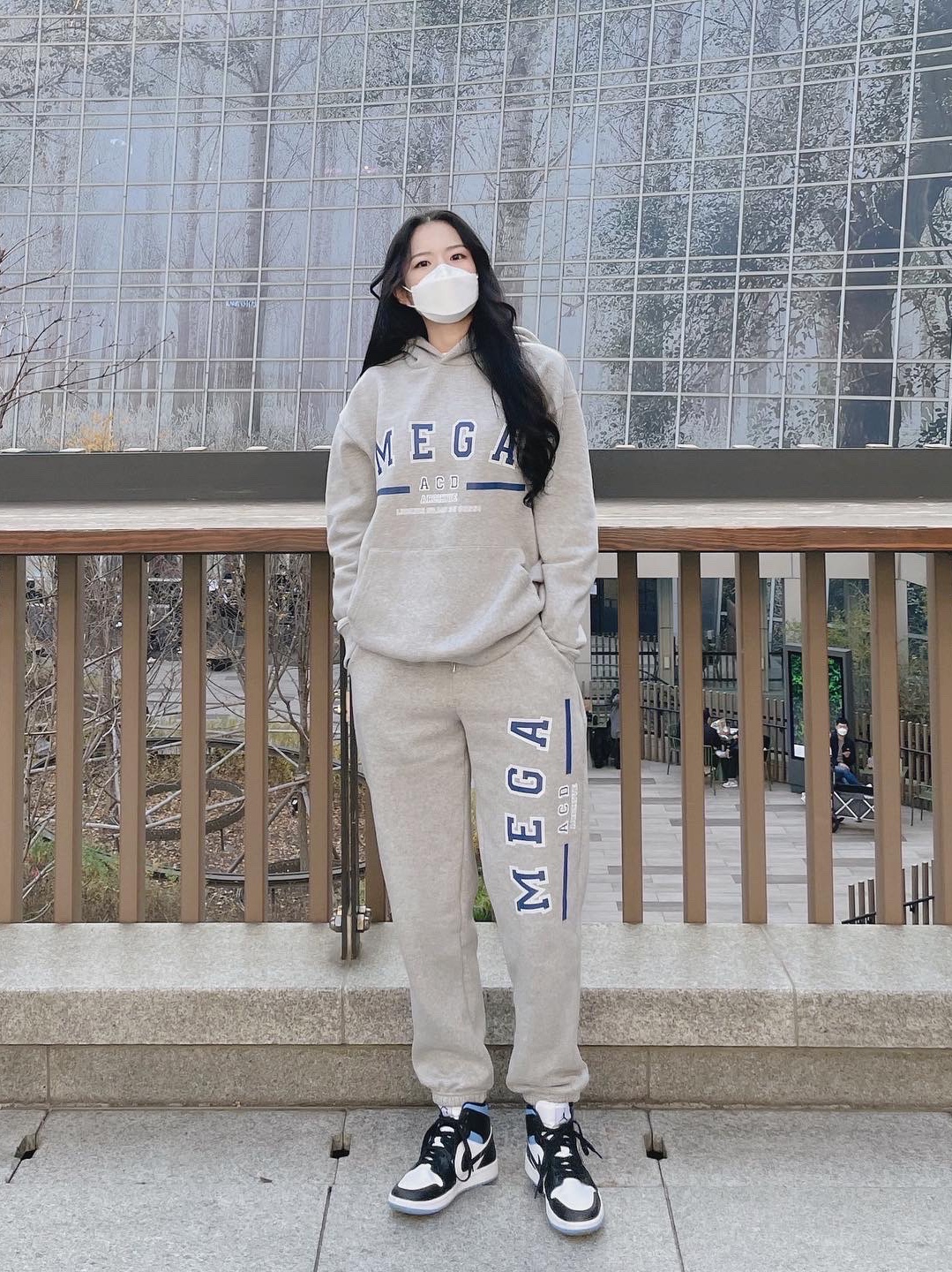 (W) Jordan 1 Mid White Black University Blue 착용 스타일 - 1