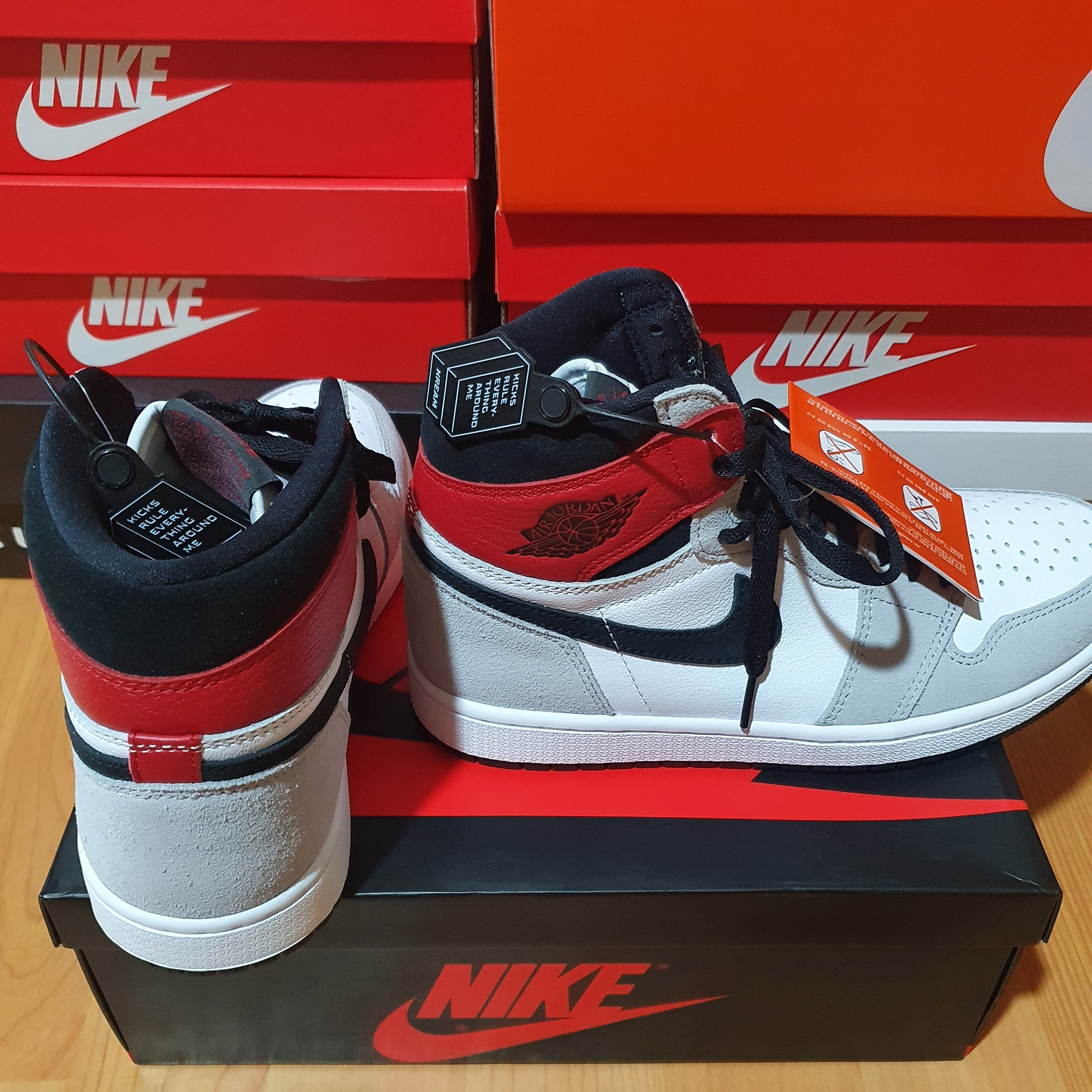 Jordan 1 Retro High OG Light Smoke Grey 착용 스타일 - 2