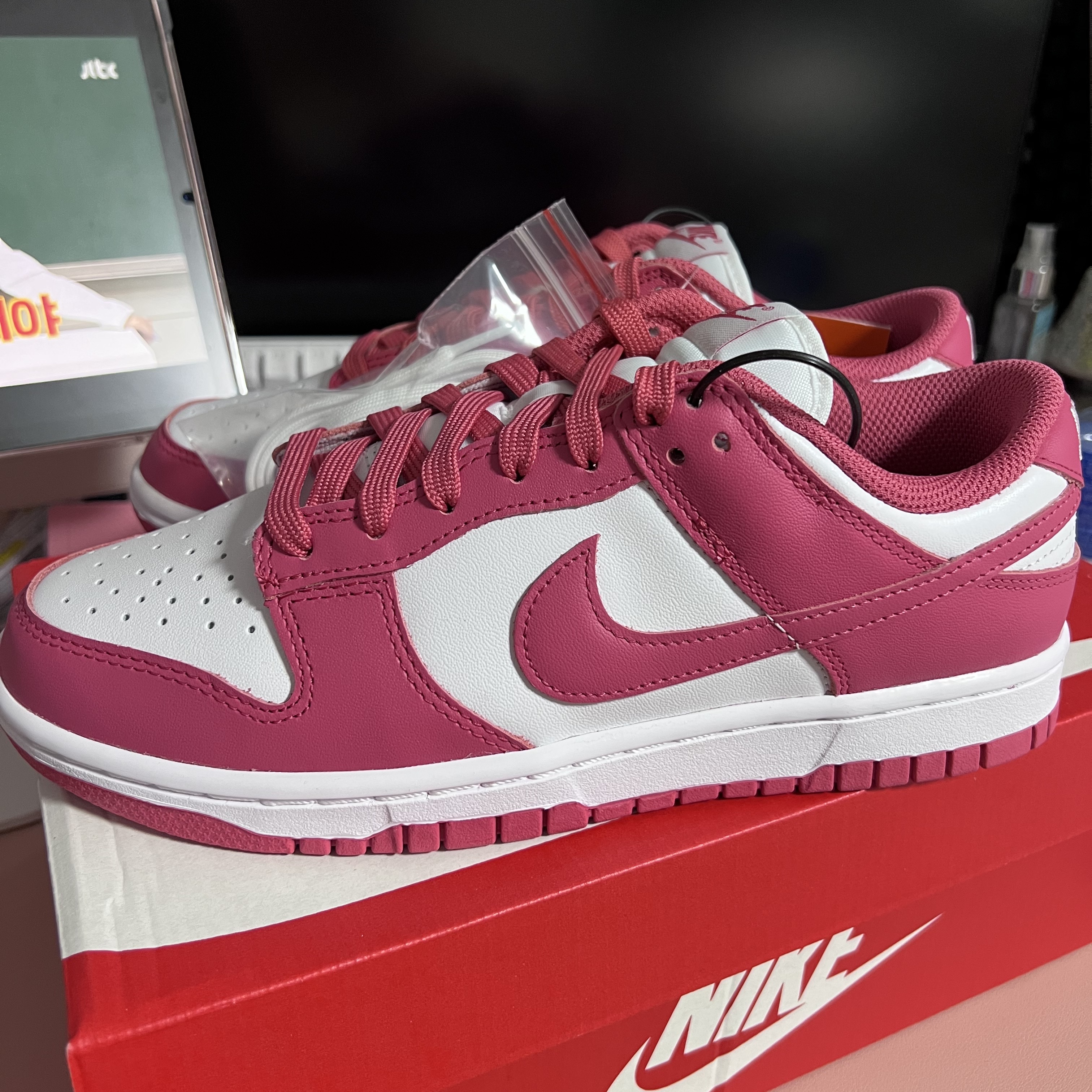 (W) Nike Dunk Low Archeo Pink 착용 스타일 - 2