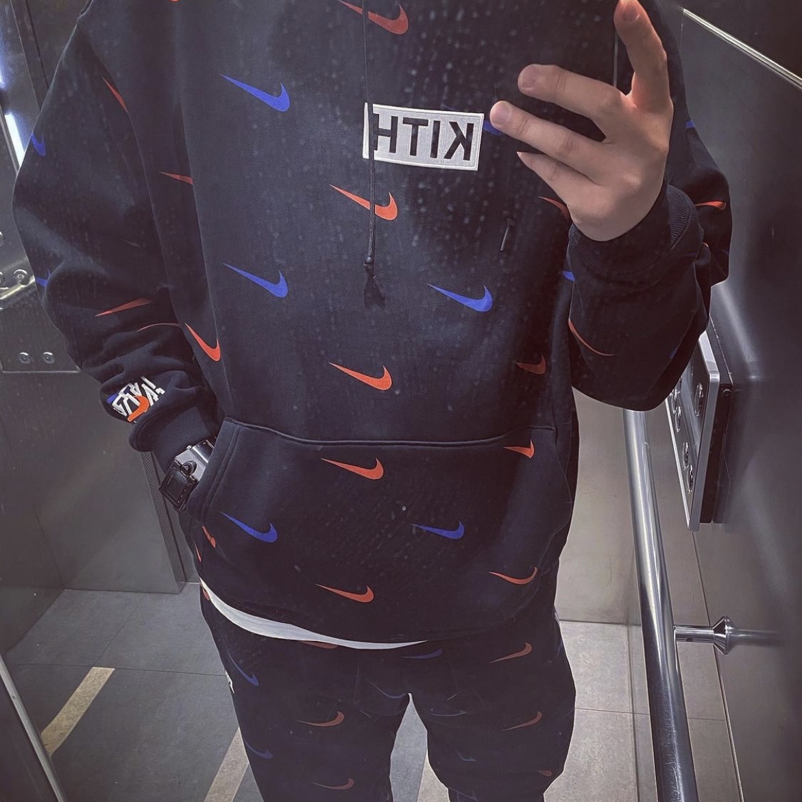 Nike x Kith New York Knicks AOP Fleece Pants Black, Nike x Kith New York Knicks AOP Hoodie Black 착용 스타일