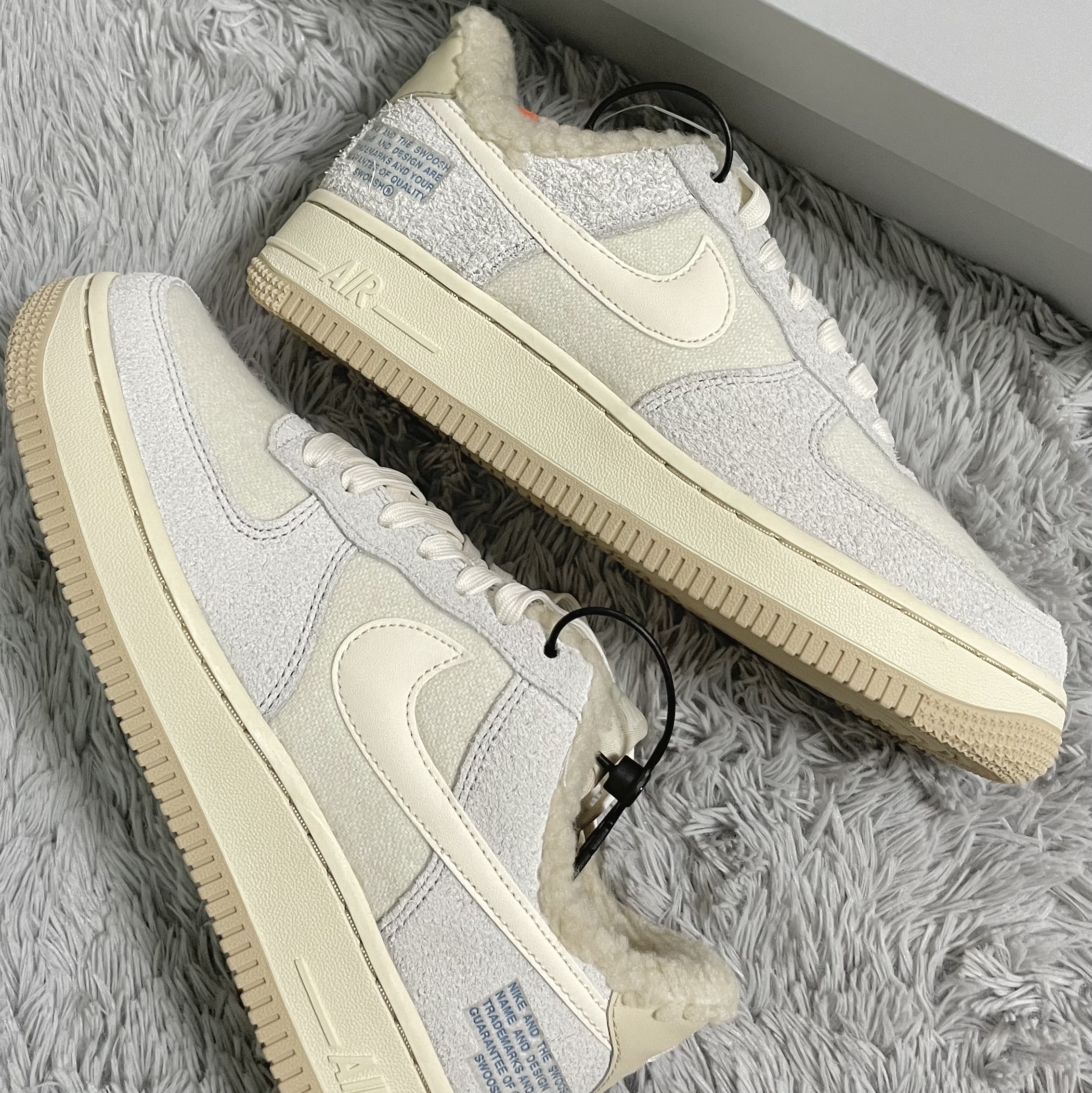 (W) Nike Air Force 1 '07 LV8 Photon Dust Cashmere 착용 스타일