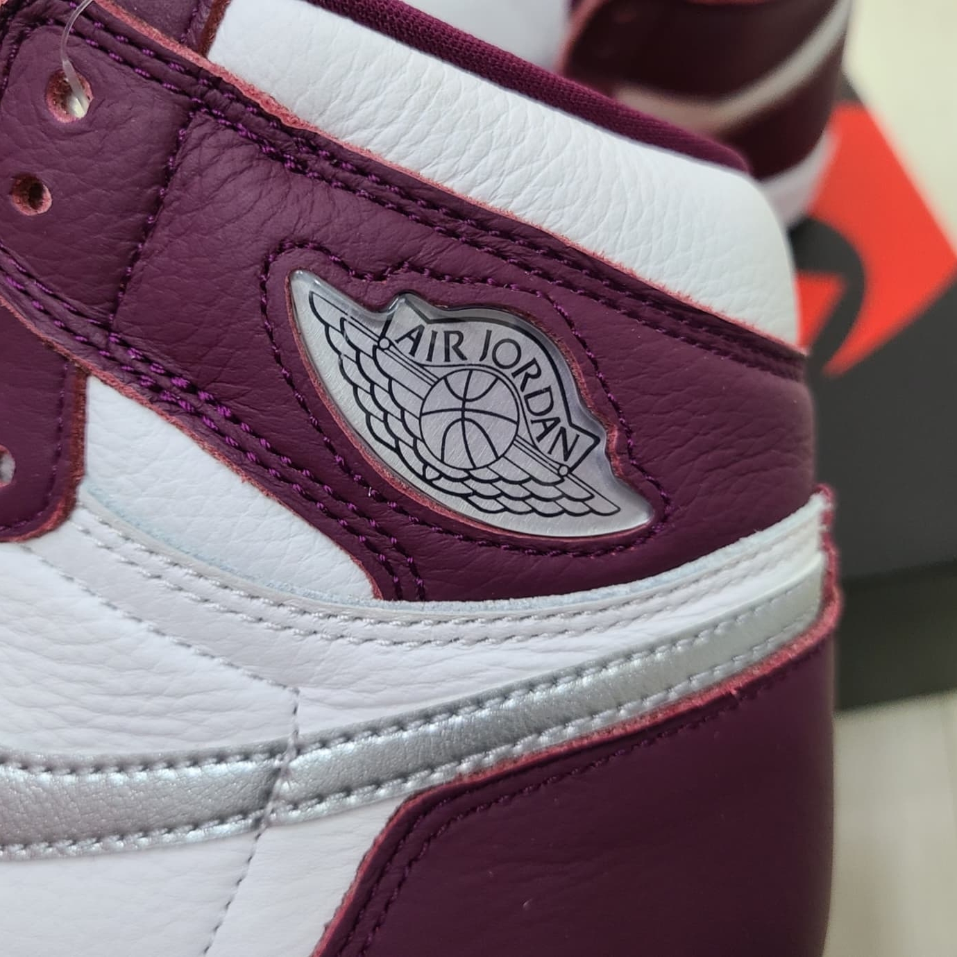 Jordan 1 Retro High OG Bordeaux 착용 스타일 - 3