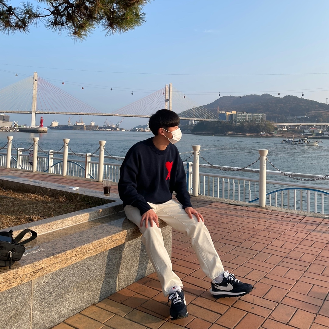 AMI de Coeur Oversize Sweater Navy Marine, Nike x Sacai x Fragment LDWaffle Blackened Blue 착용 스타일 - 1