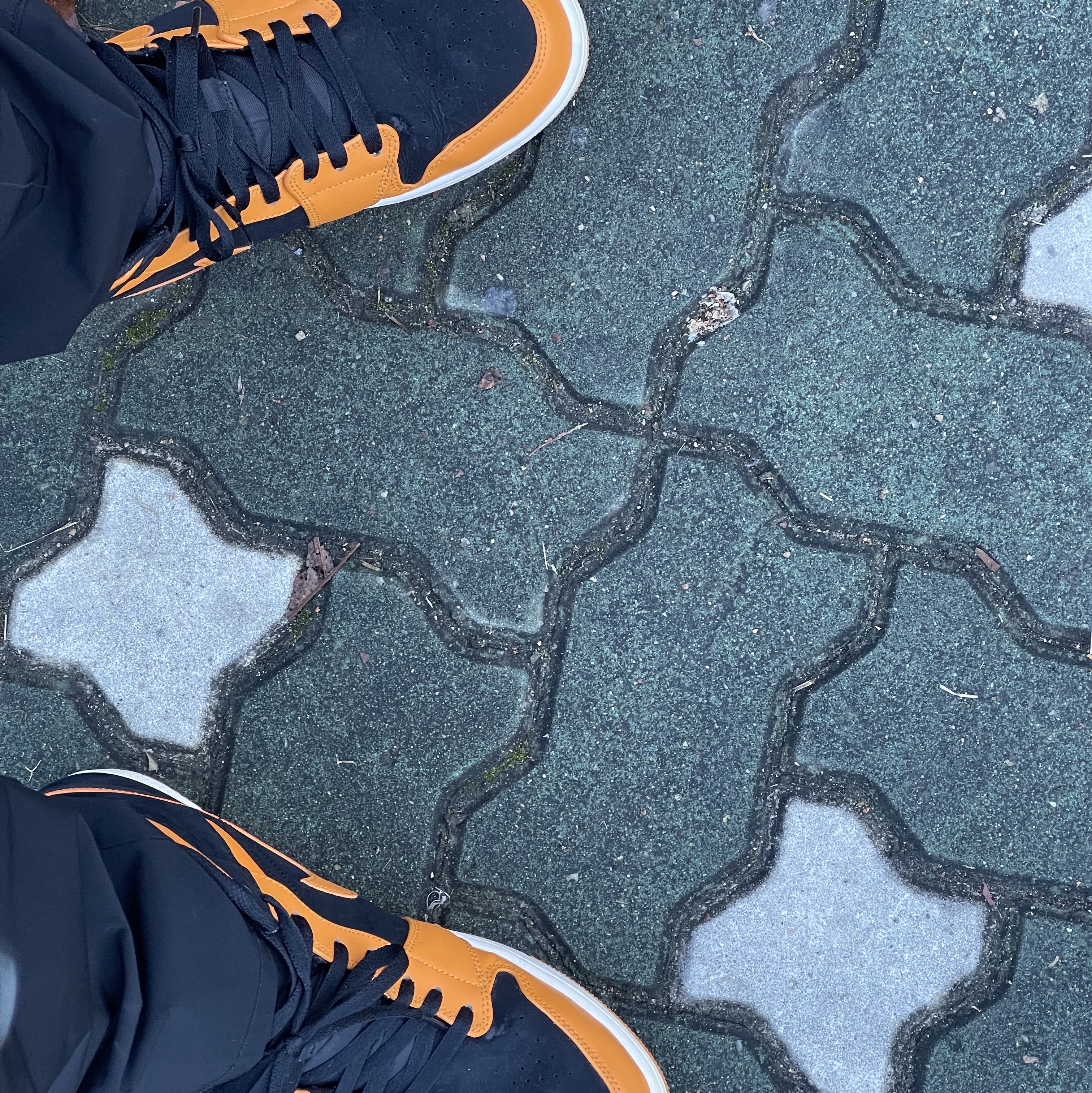 Jordan 1 Mid Black Orange Peel 착용 스타일 - 2