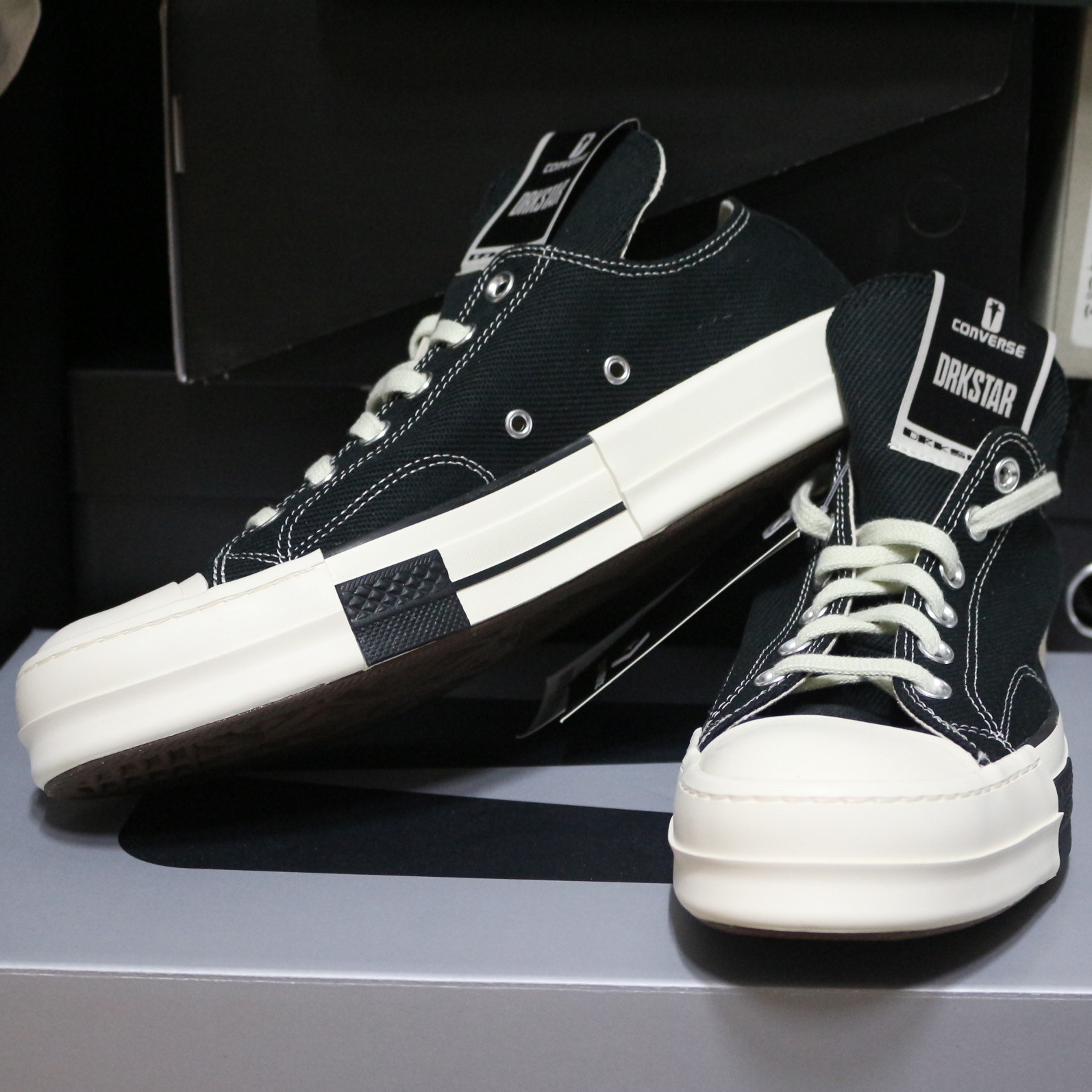 Converse x Drkshdw Drkstr Chuck 70 High Lily White, Converse x Drkshdw Drkstr Chuck 70 Ox Black 착용 스타일 - 5