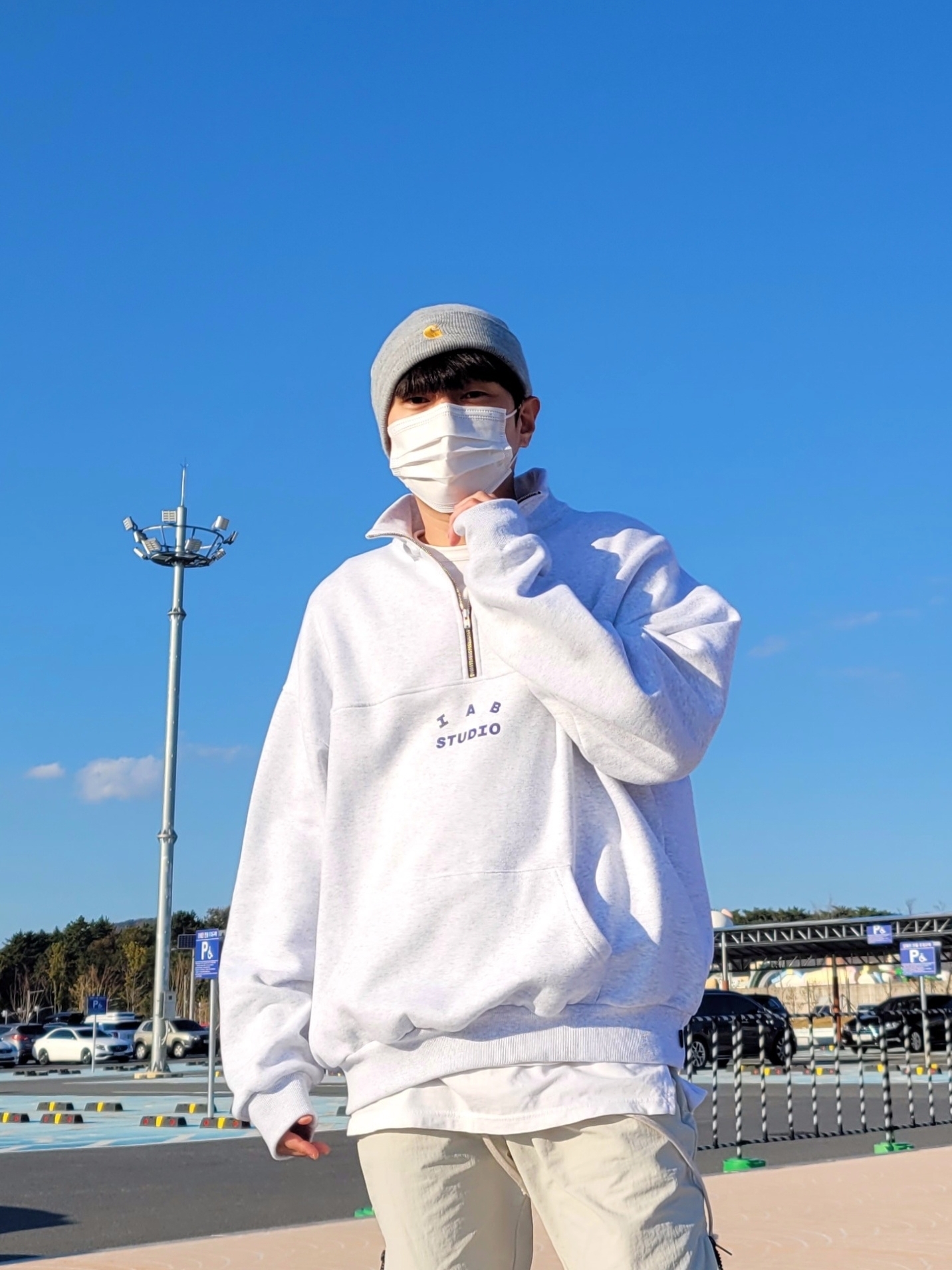 IAB Studio Half Zip Pullover Light Gray, Jordan 1 Retro High OG Light Smoke Grey 착용 스타일 - 3