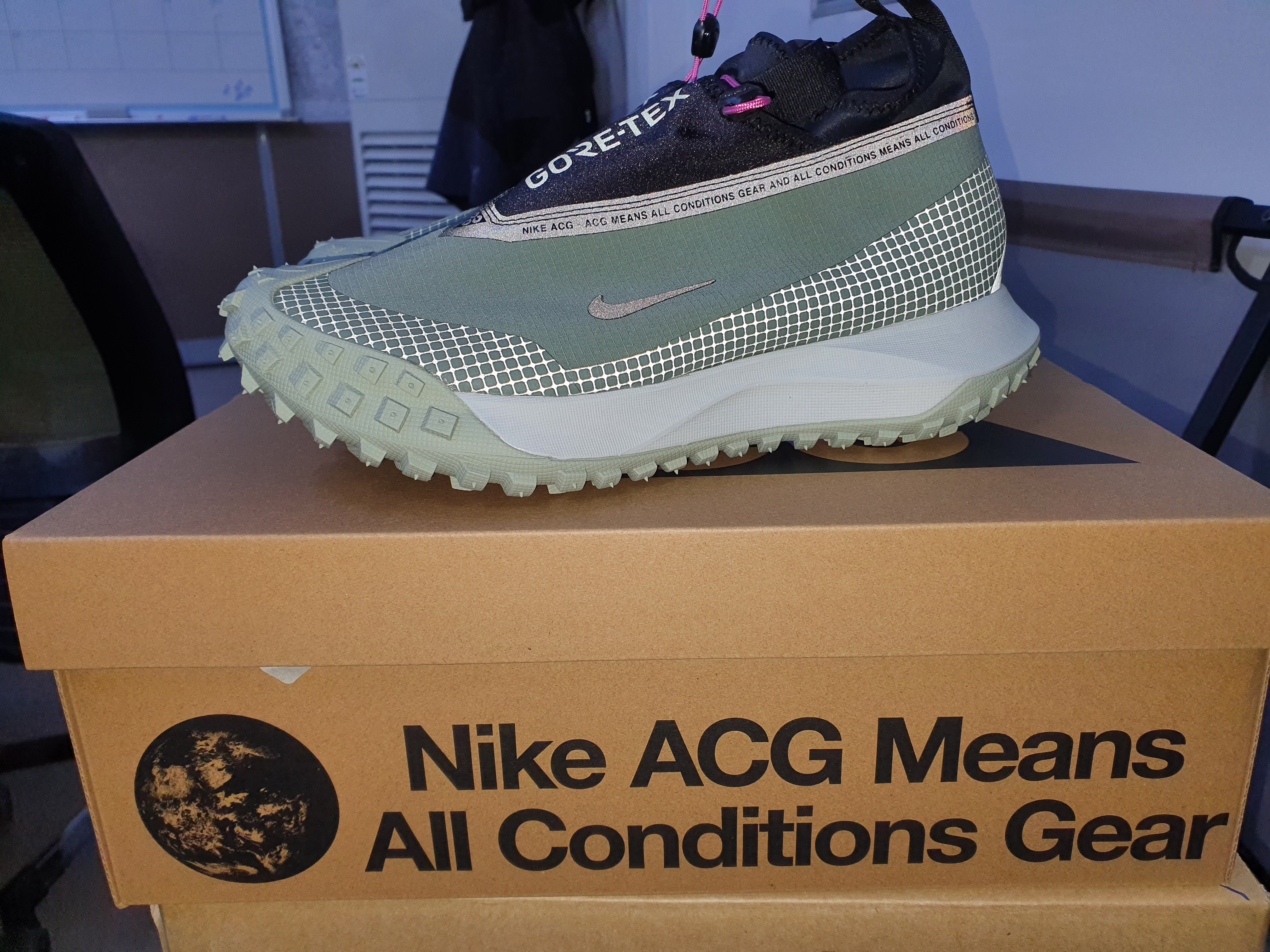 Nike ACG Mountain Fly Gore-Tex Clay Green 착용 스타일 - 1