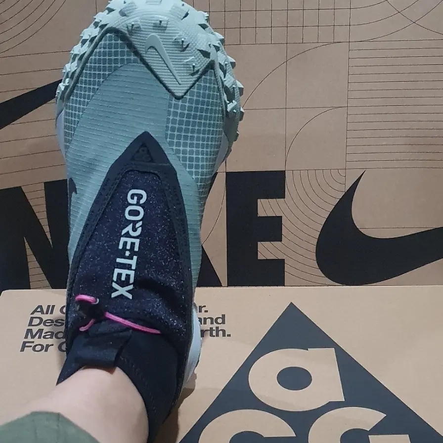 Nike ACG Mountain Fly Gore-Tex Clay Green 착용 스타일