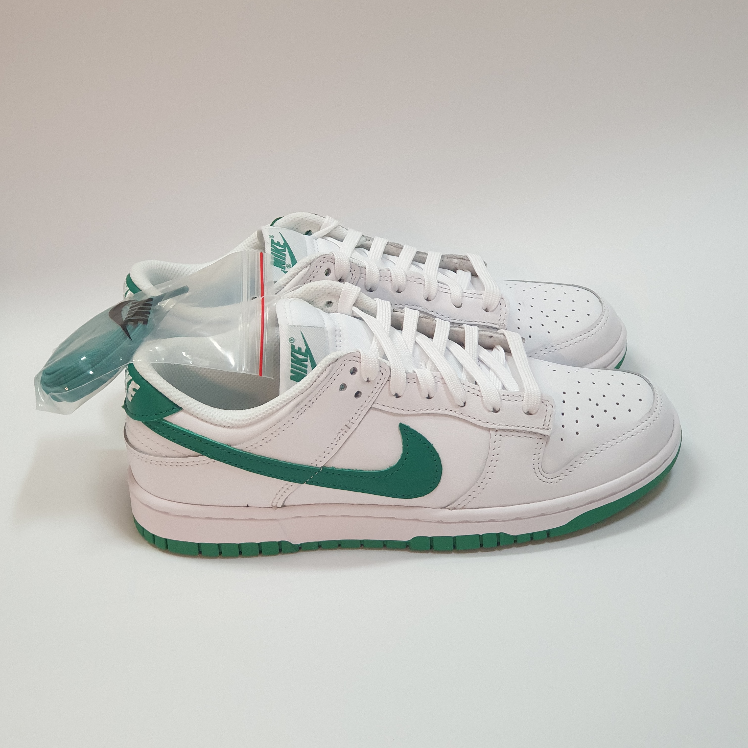 (W) Nike Dunk Low White Green 착용 스타일 - 1