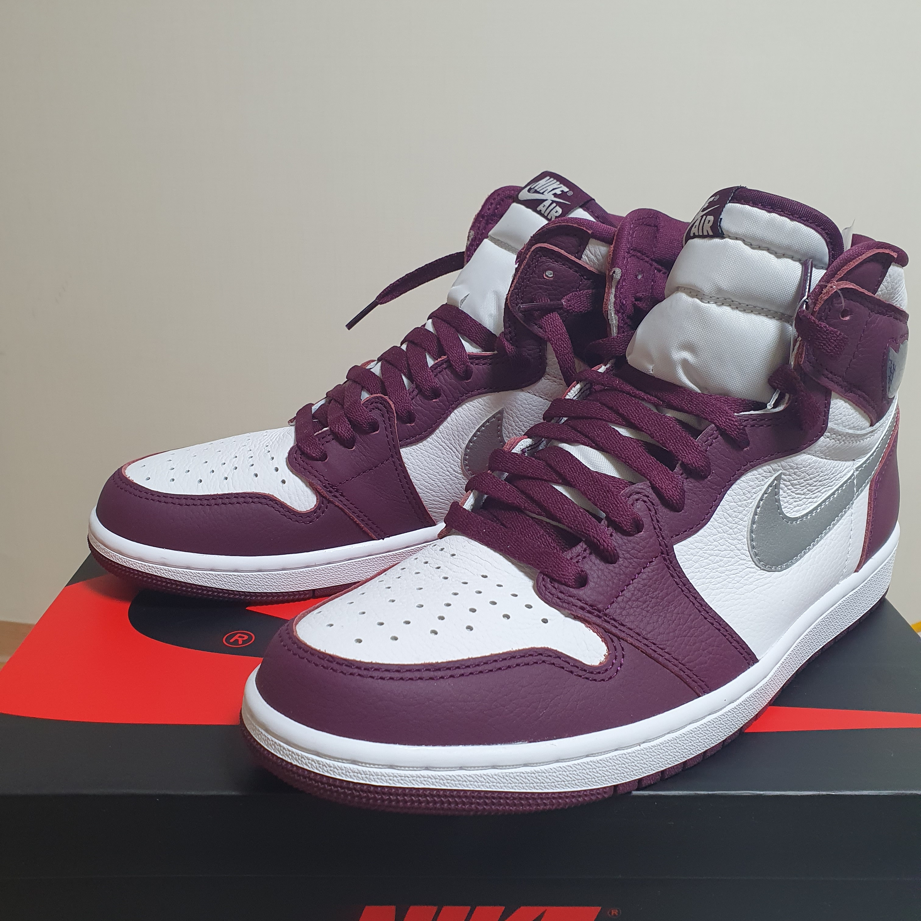 Jordan 1 Retro High OG Bordeaux 착용 스타일 - 1