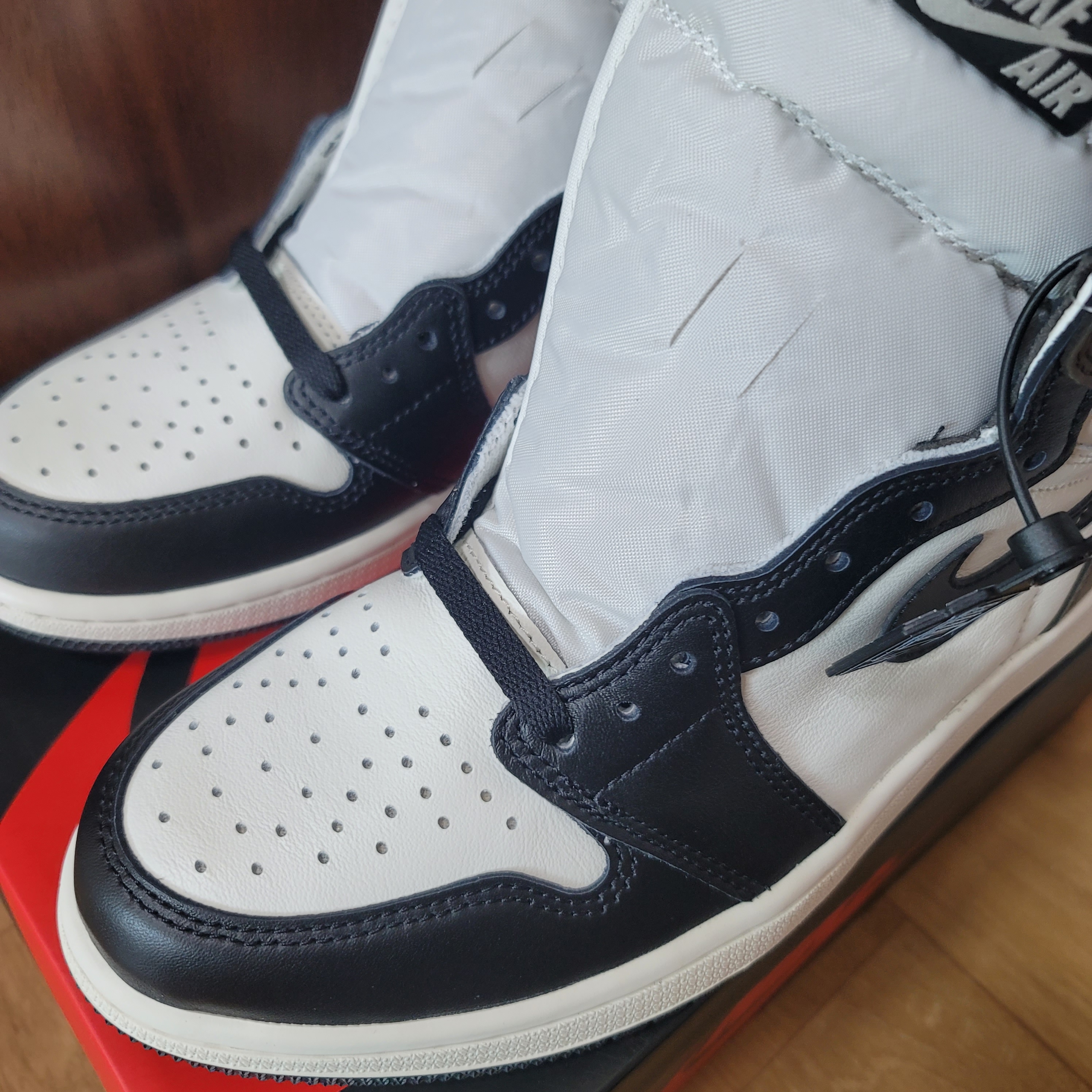 Jordan 1 Retro High OG Black Mocha 착용 스타일 - 2
