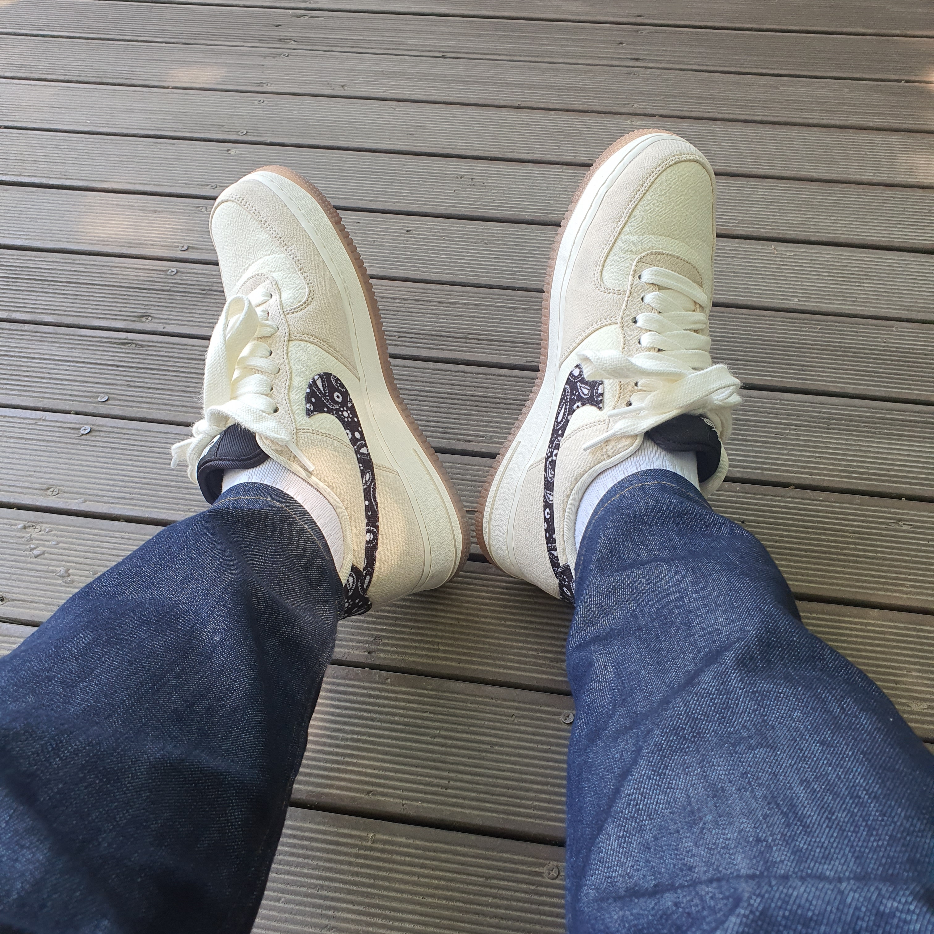 Nike Air Force 1 '07 LV8 Paisley Swoosh 착용 스타일