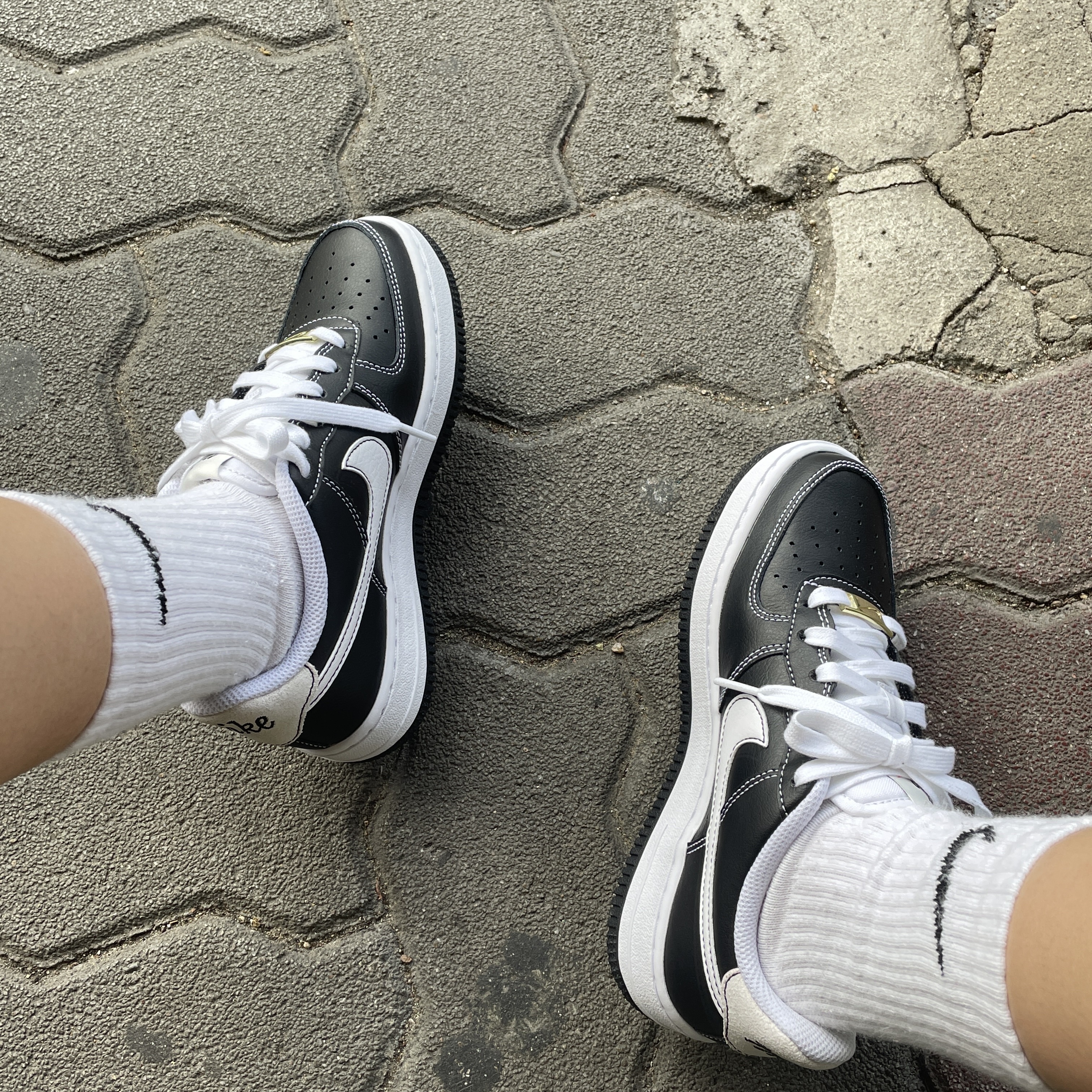 (GS) Nike Air Force 1 S50 Black White 착용 스타일