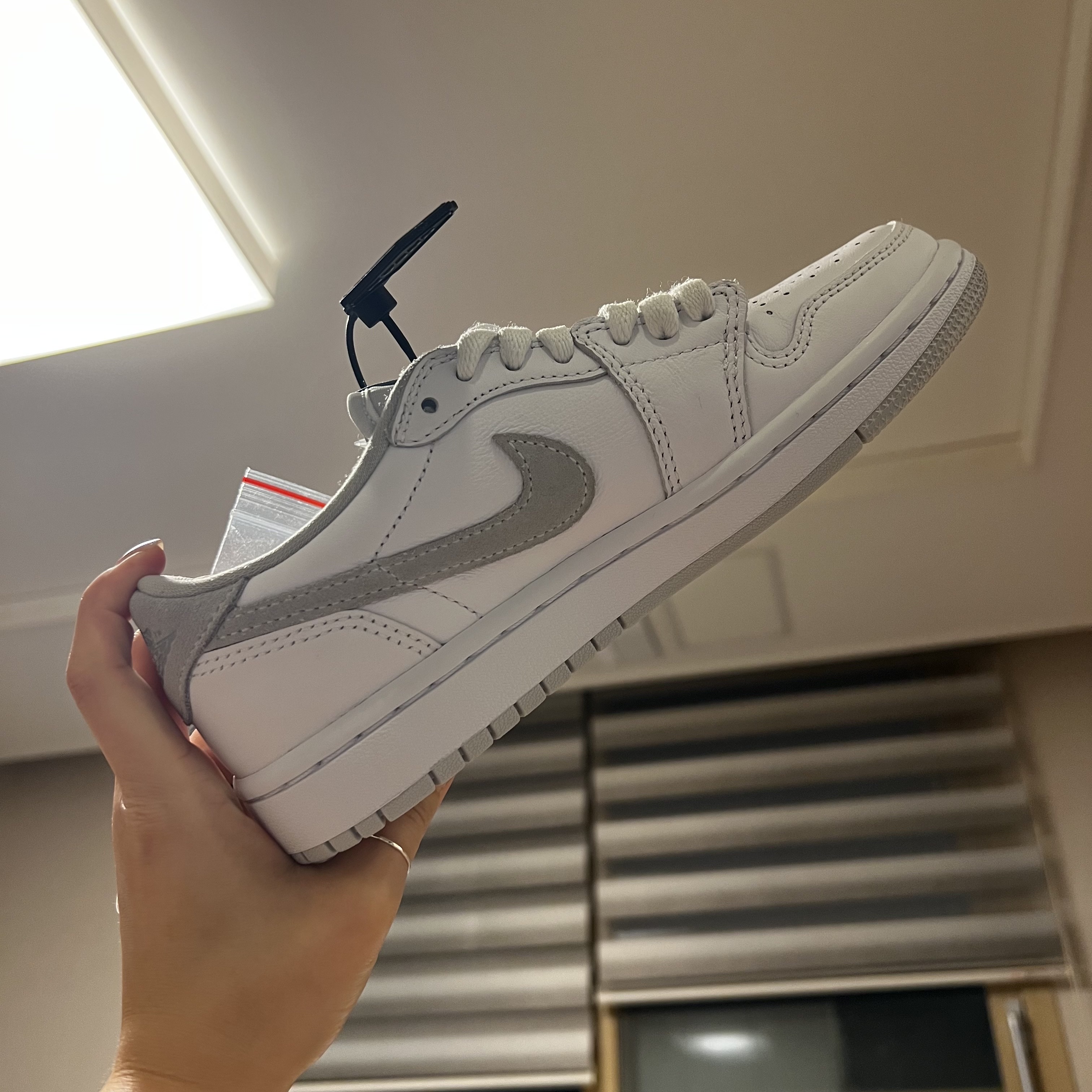 Jordan 1 Low OG Neutral Grey, (W) Jordan 1 Low OG Neutral Grey 착용 스타일 - 1