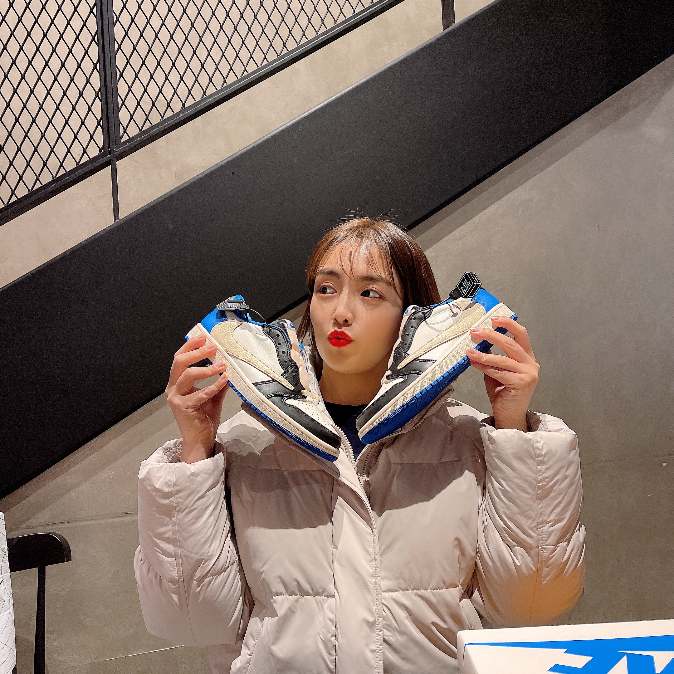 Jordan 1 x Travis Scott x Fragment Retro Low OG SP Military Blue 착용 스타일 - 2