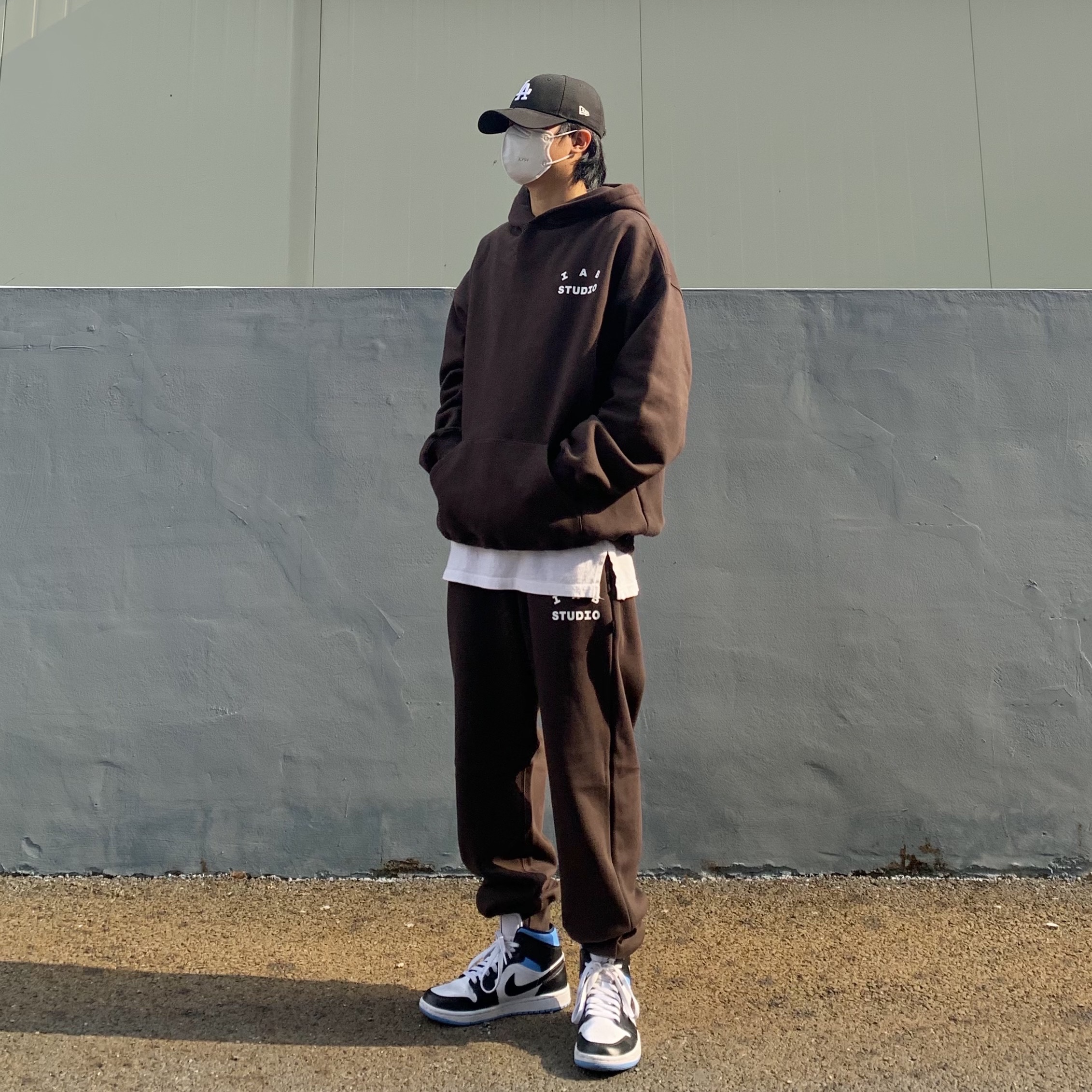 IAB Studio Hoodie Brown, IAB Studio Sweatpants Brown 착용 스타일