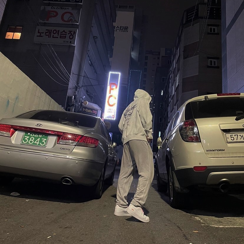 Nike x Supreme Air Force 1 Low White, Stussy World Tour Hoodie Ash Heather 2021 착용 스타일