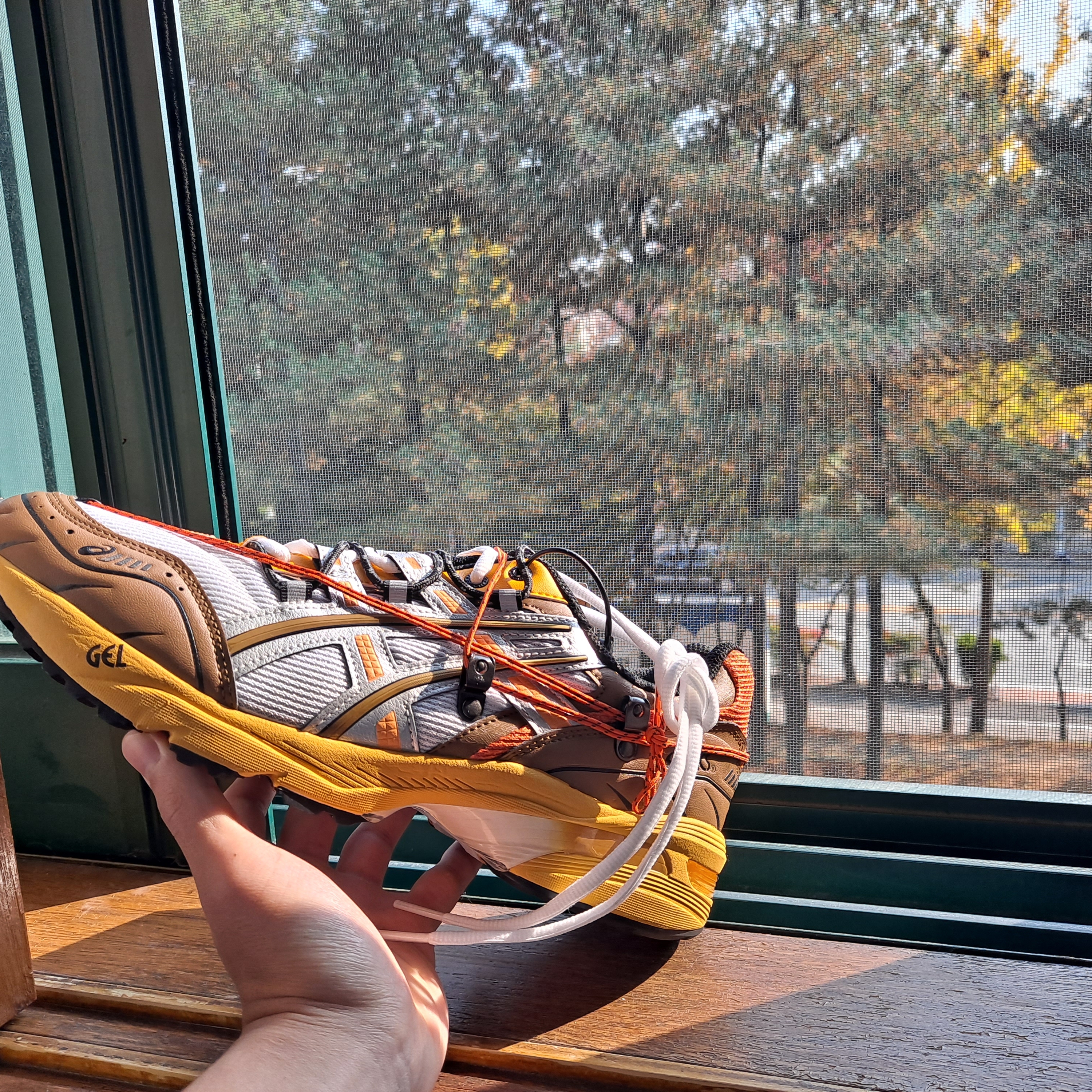 Asics x Andersson Bell Gel-1090 White Orange 착용 스타일