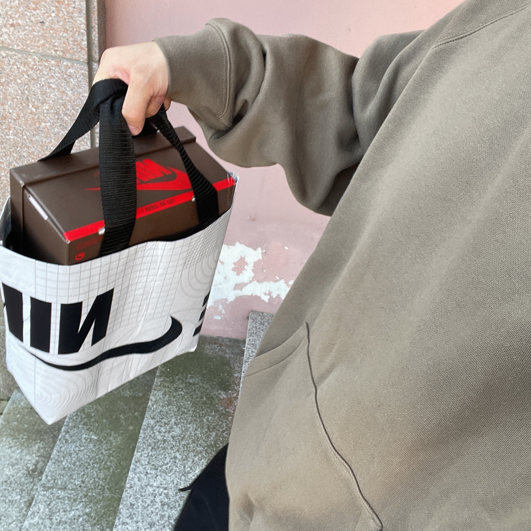 Jordan 1 x Travis Scott Retro High OG SP Mocha, Essentials Pull-Over Hoodie Harvest - 21FW 착용 스타일 - 2