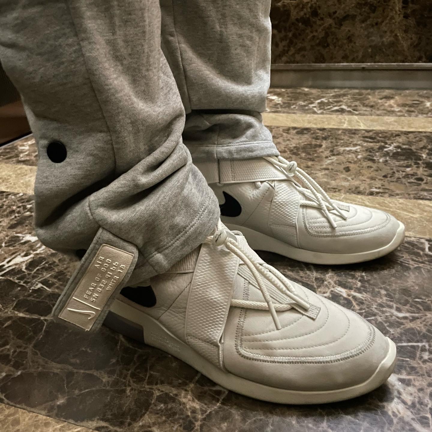 Nike x Fear of God Air Fear of God Raid Light Bone, Nike x Fear of God Warm Up Pants Dust 착용 스타일 - 2