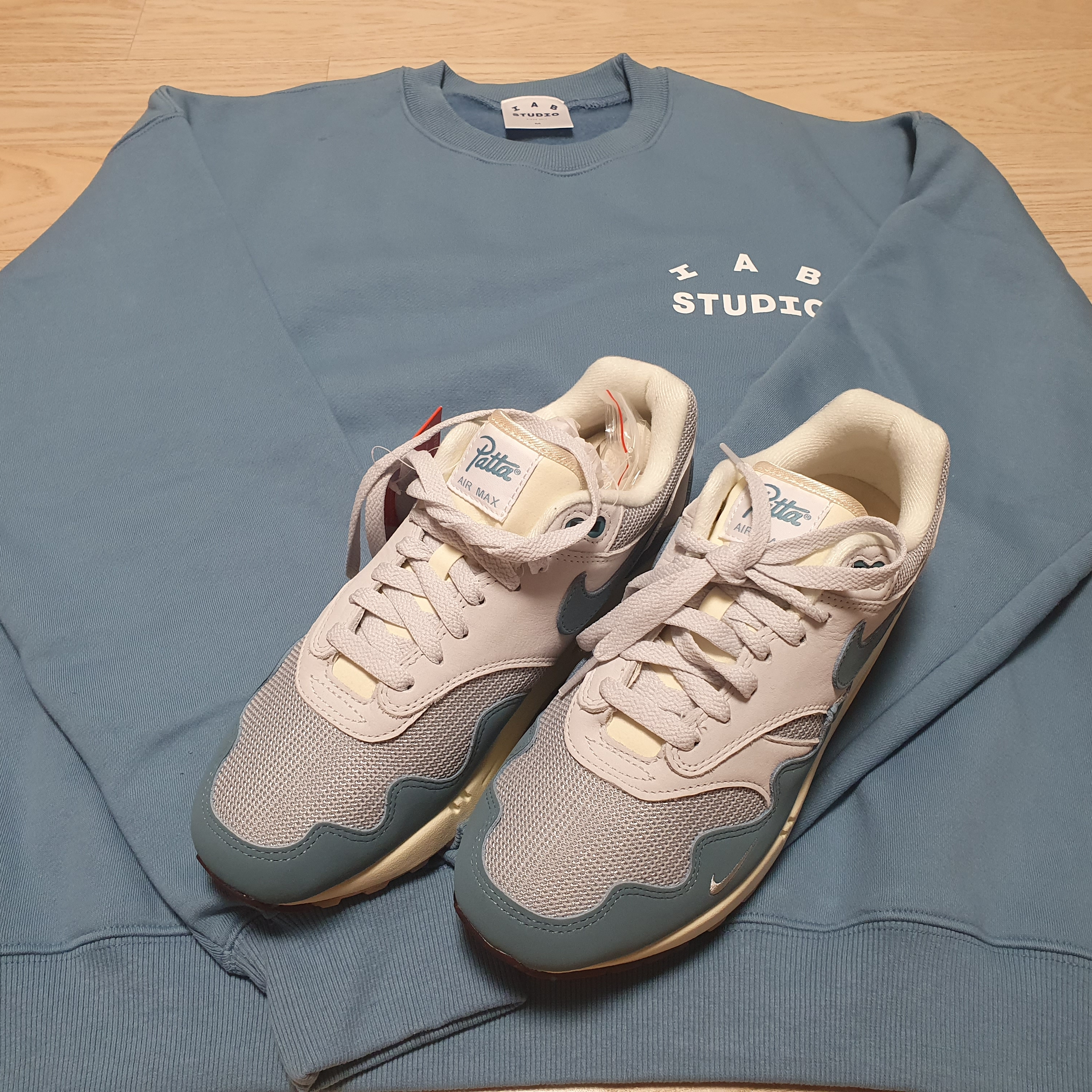 Nike x Patta Air Max 1 Noise Aqua, IAB Studio Crewneck Sky Blue 착용 스타일