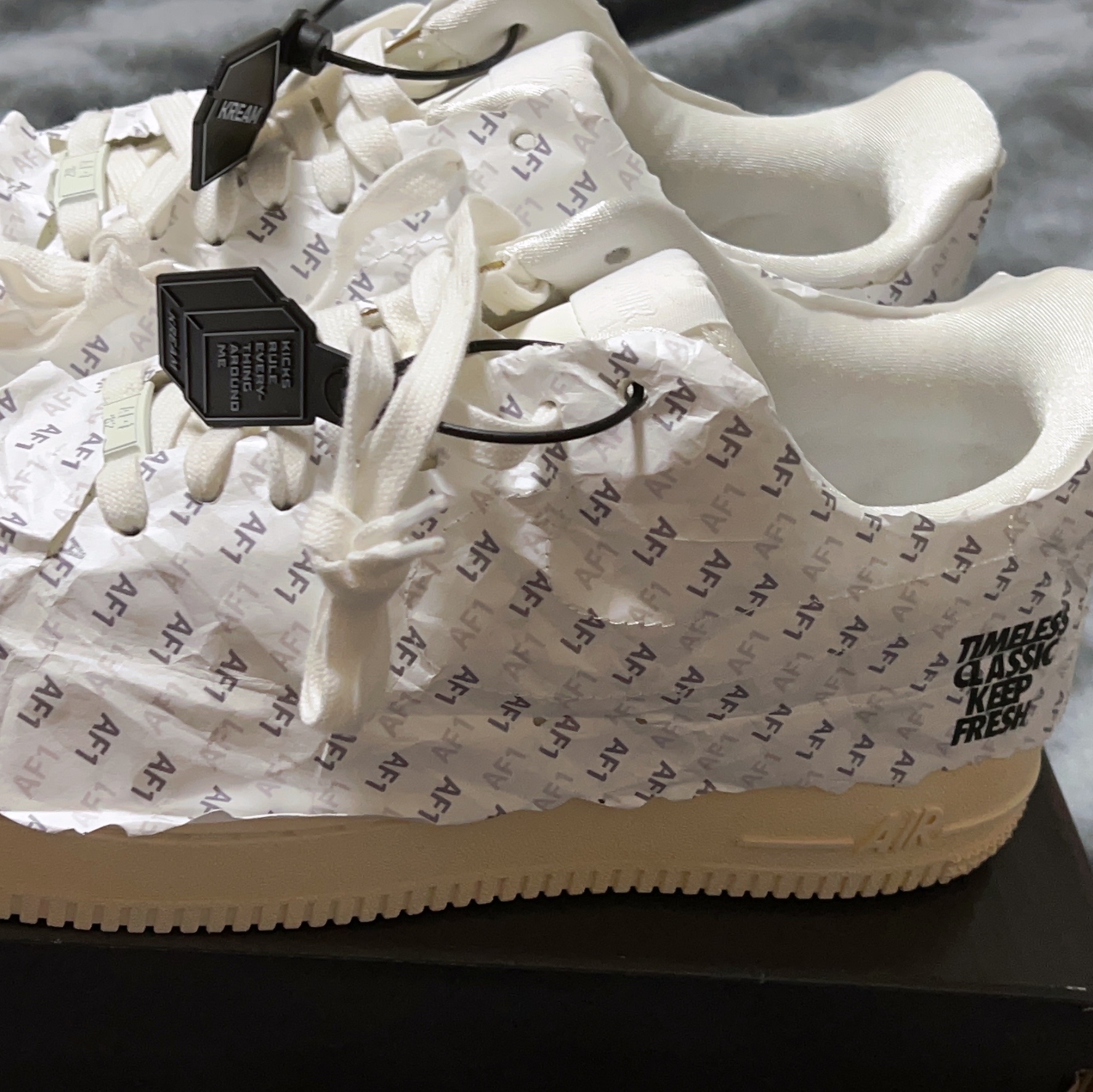 Nike Air Force 1 '07 LV8 Timeless Classic 착용 스타일