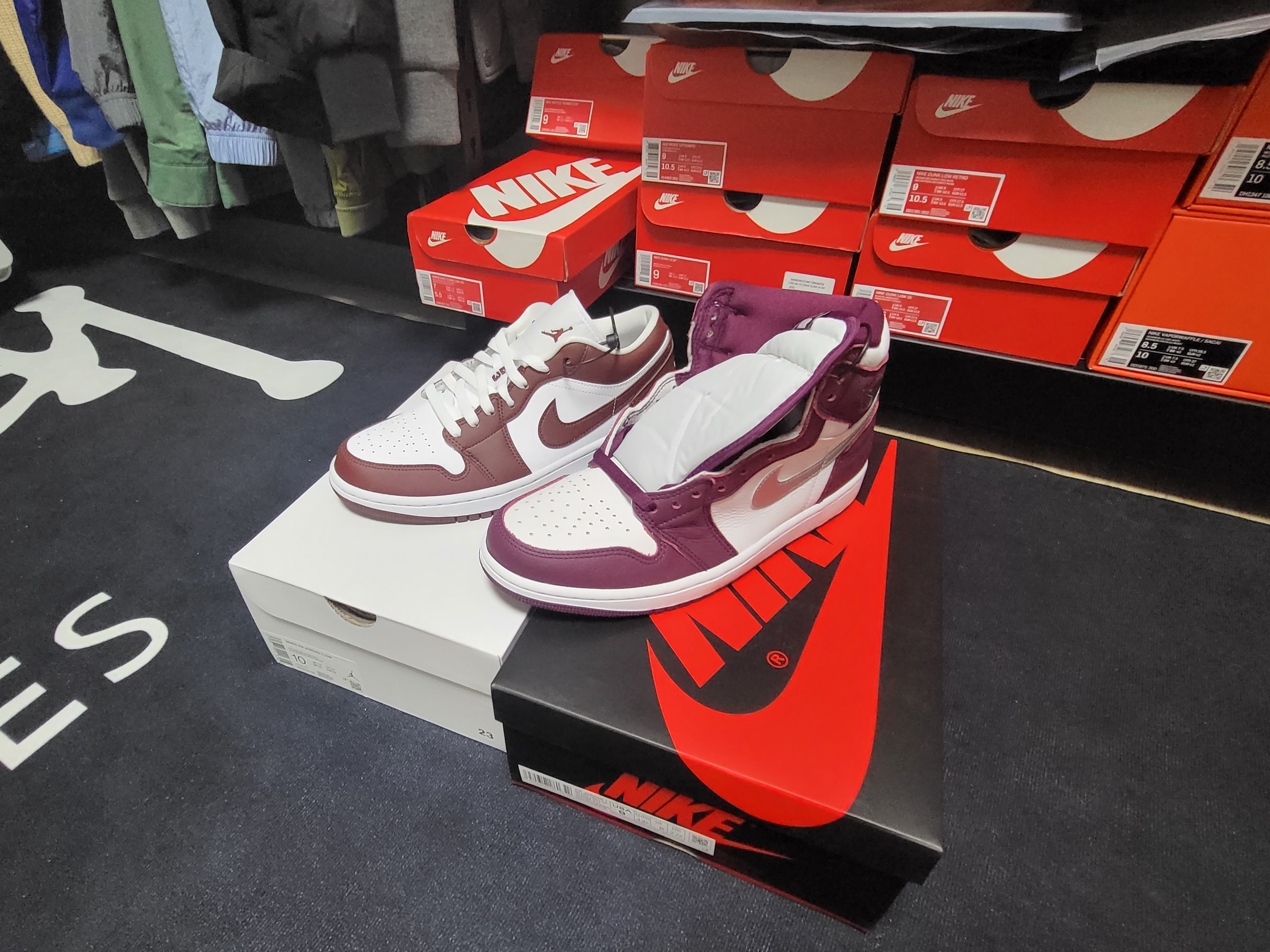 (W) Jordan 1 Low Bronze Eclipse, Jordan 1 Retro High OG Bordeaux 착용 스타일 - 1