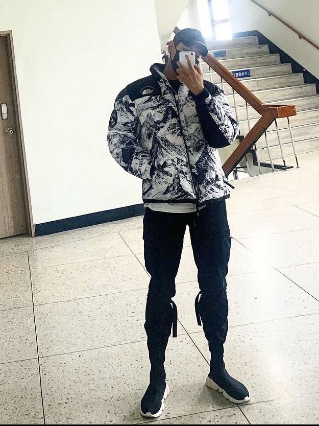 Balenciaga Speed Trainer Black White 2019, The North Face Lhotse Down Jacket Nutral Grey 착용 스타일