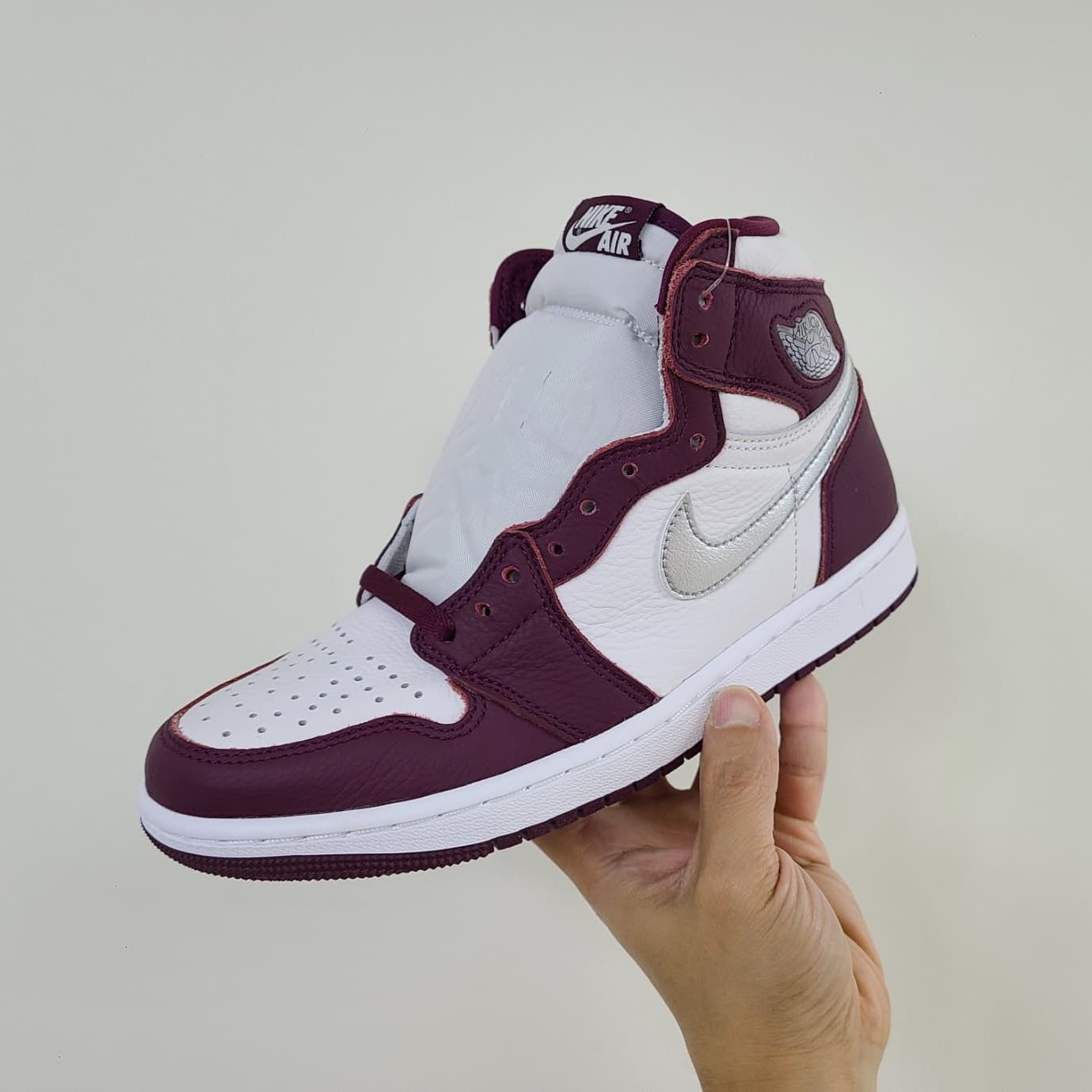 Jordan 1 Retro High OG Bordeaux 착용 스타일 - 1