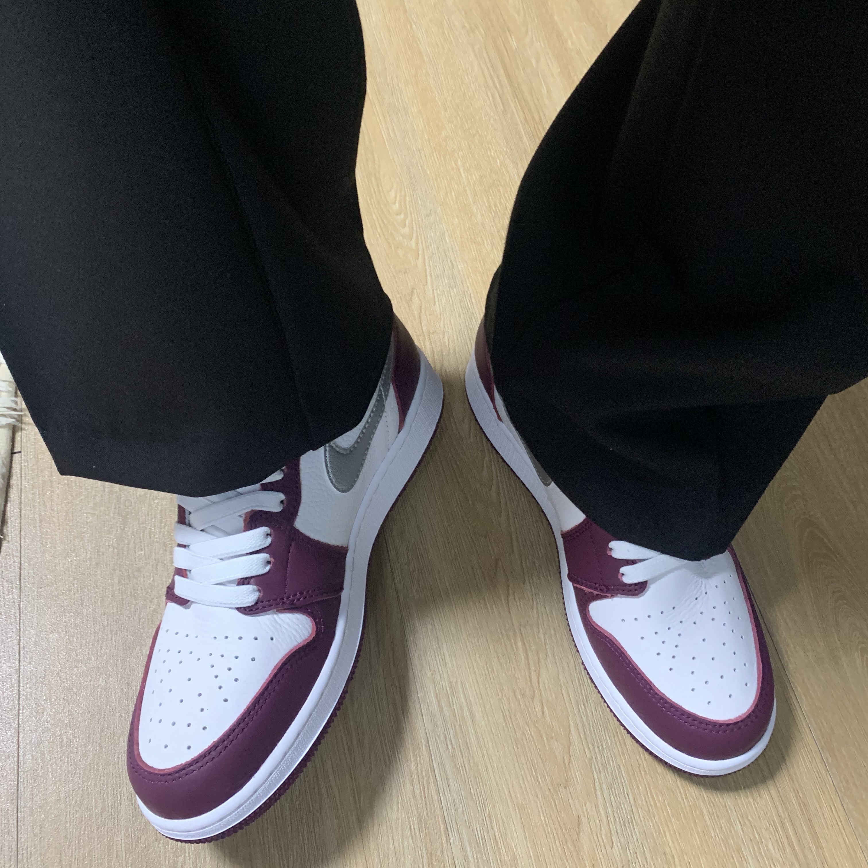 (GS) Jordan 1 Retro High OG Bordeaux, Jordan 1 Retro High OG Bordeaux 착용 스타일 - 1