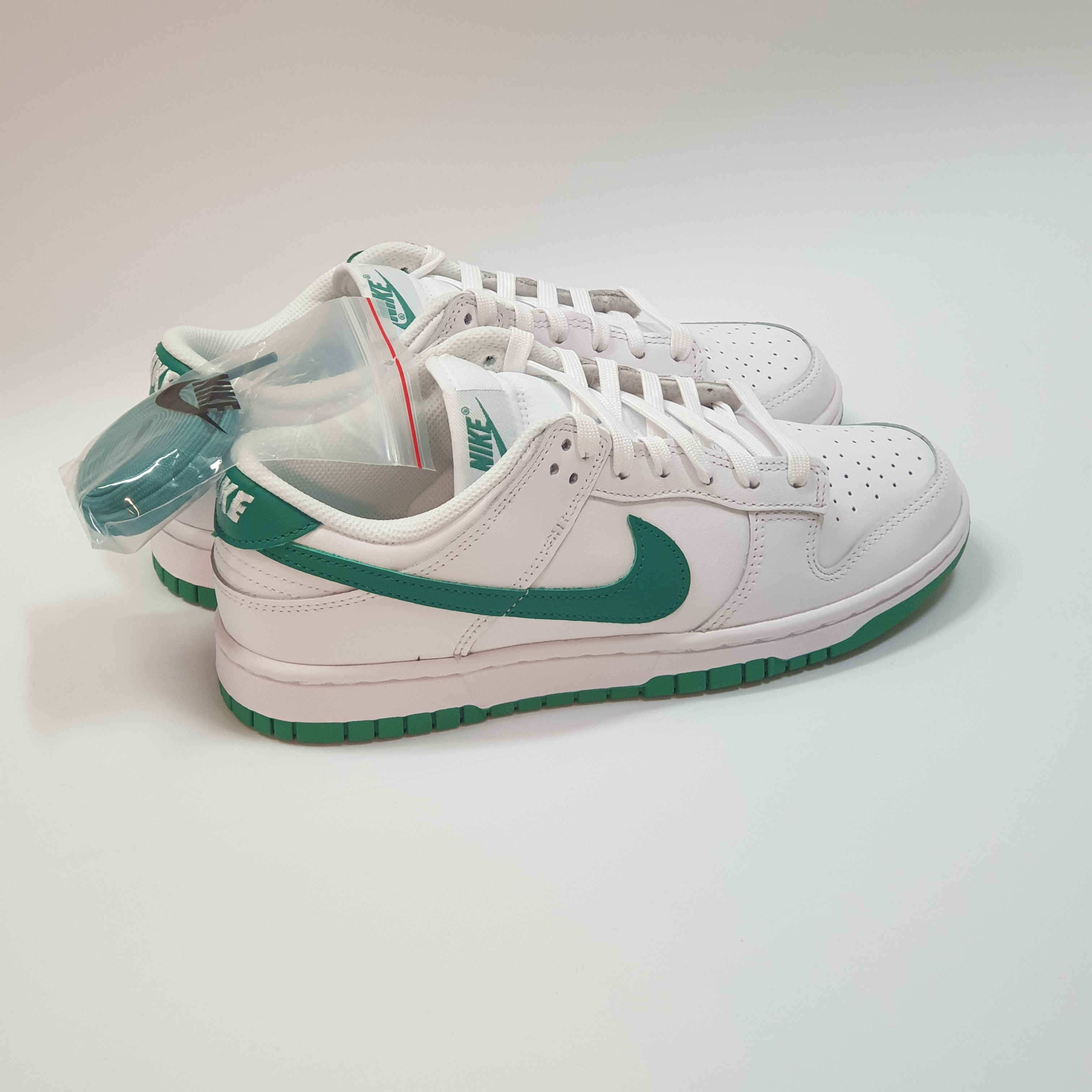 (W) Nike Dunk Low White Green 착용 스타일 - 5