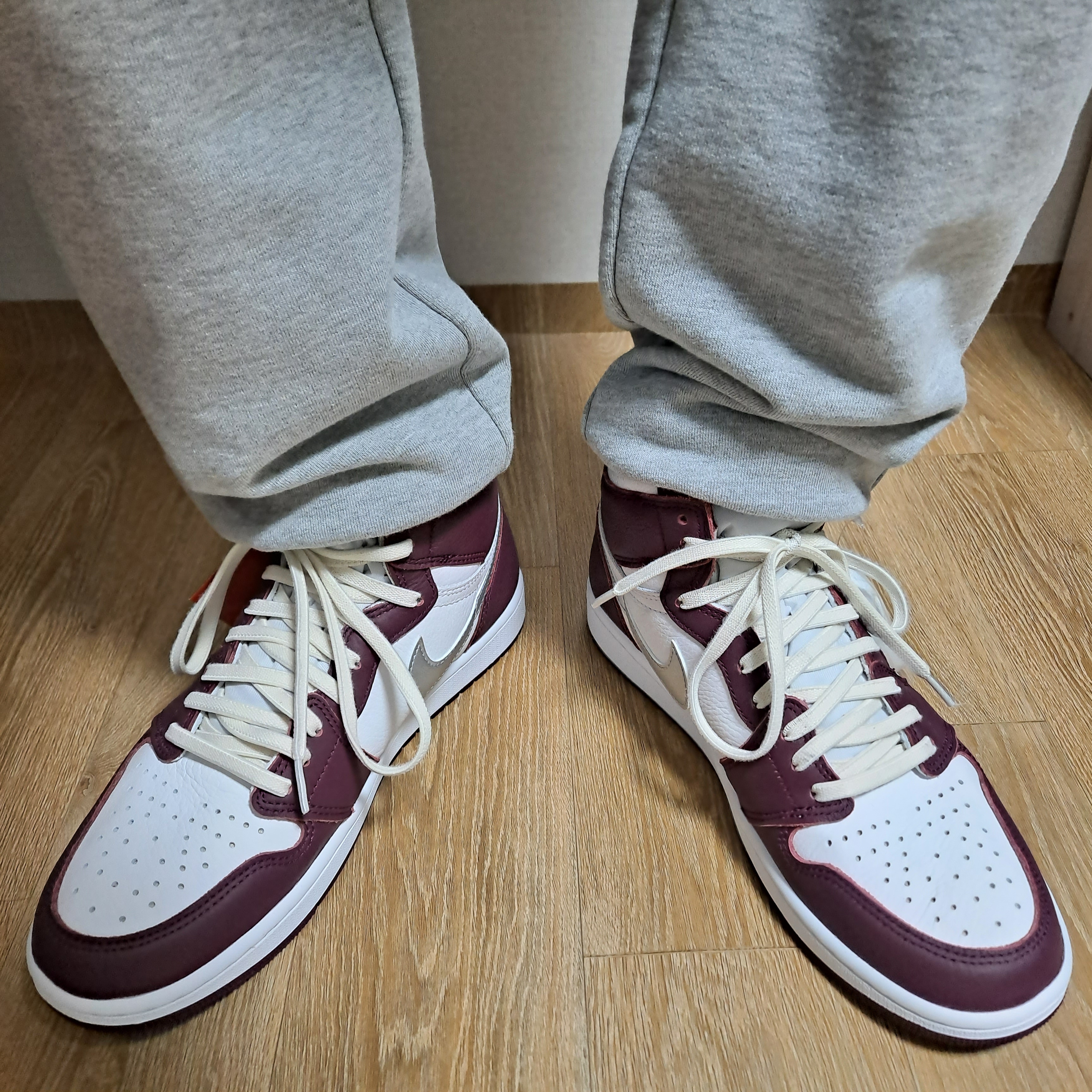 Jordan 1 Retro High OG Bordeaux, (GS) Jordan 1 Retro High OG Bordeaux 착용 스타일 - 1